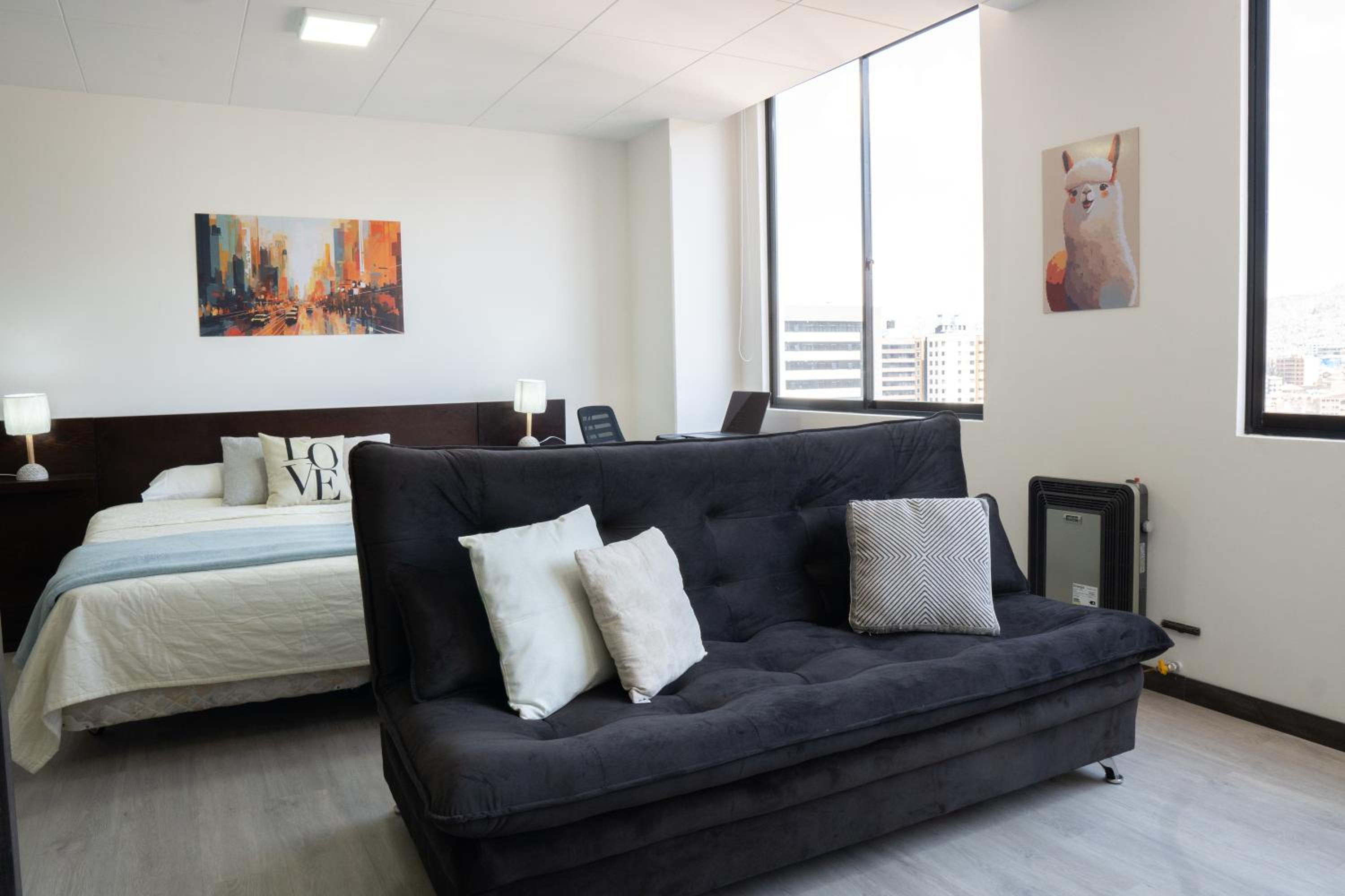 Sky Suites - Fabulous Downtown Studio