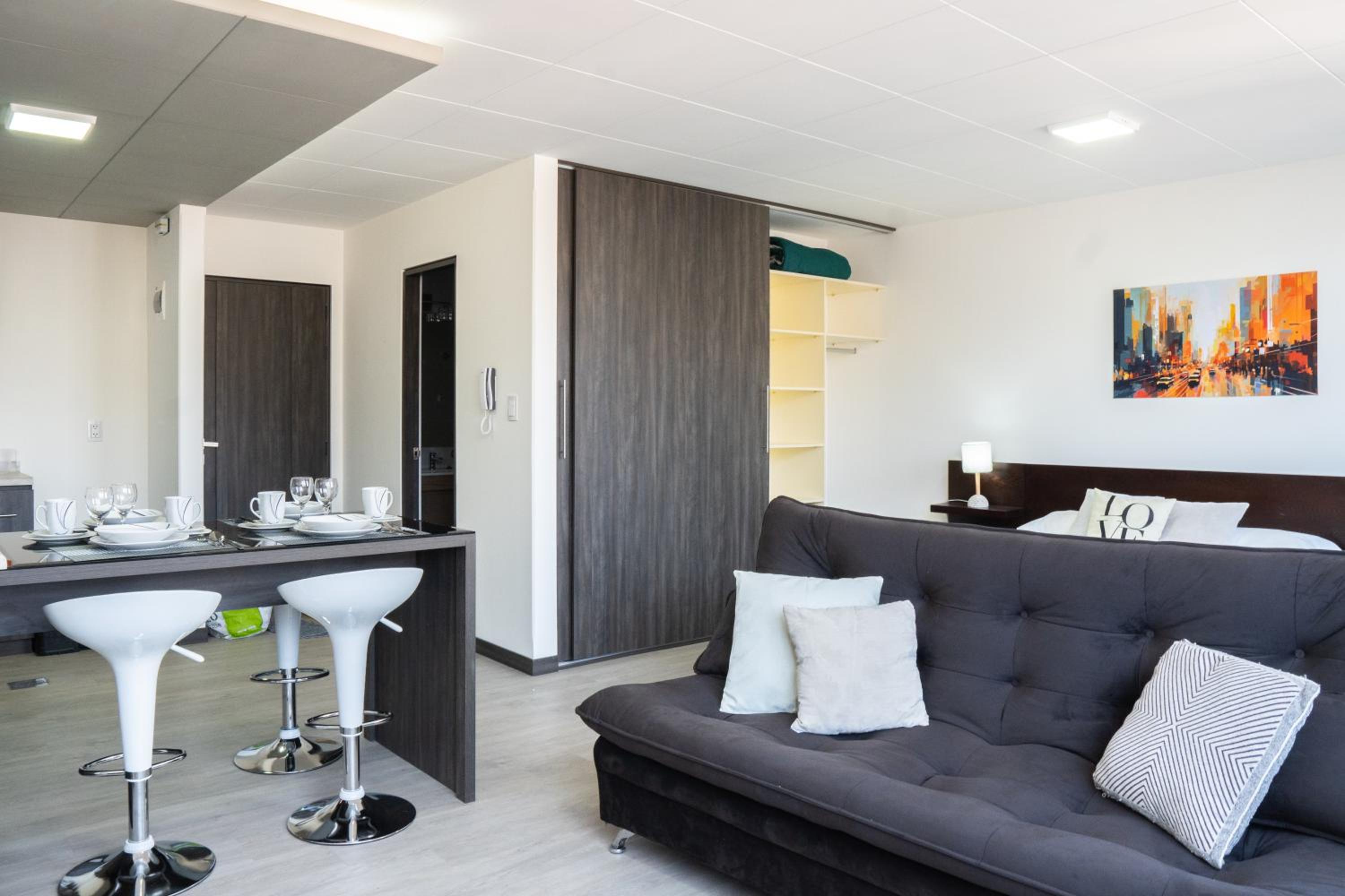 Sky Suites - Fabulous Downtown Studio