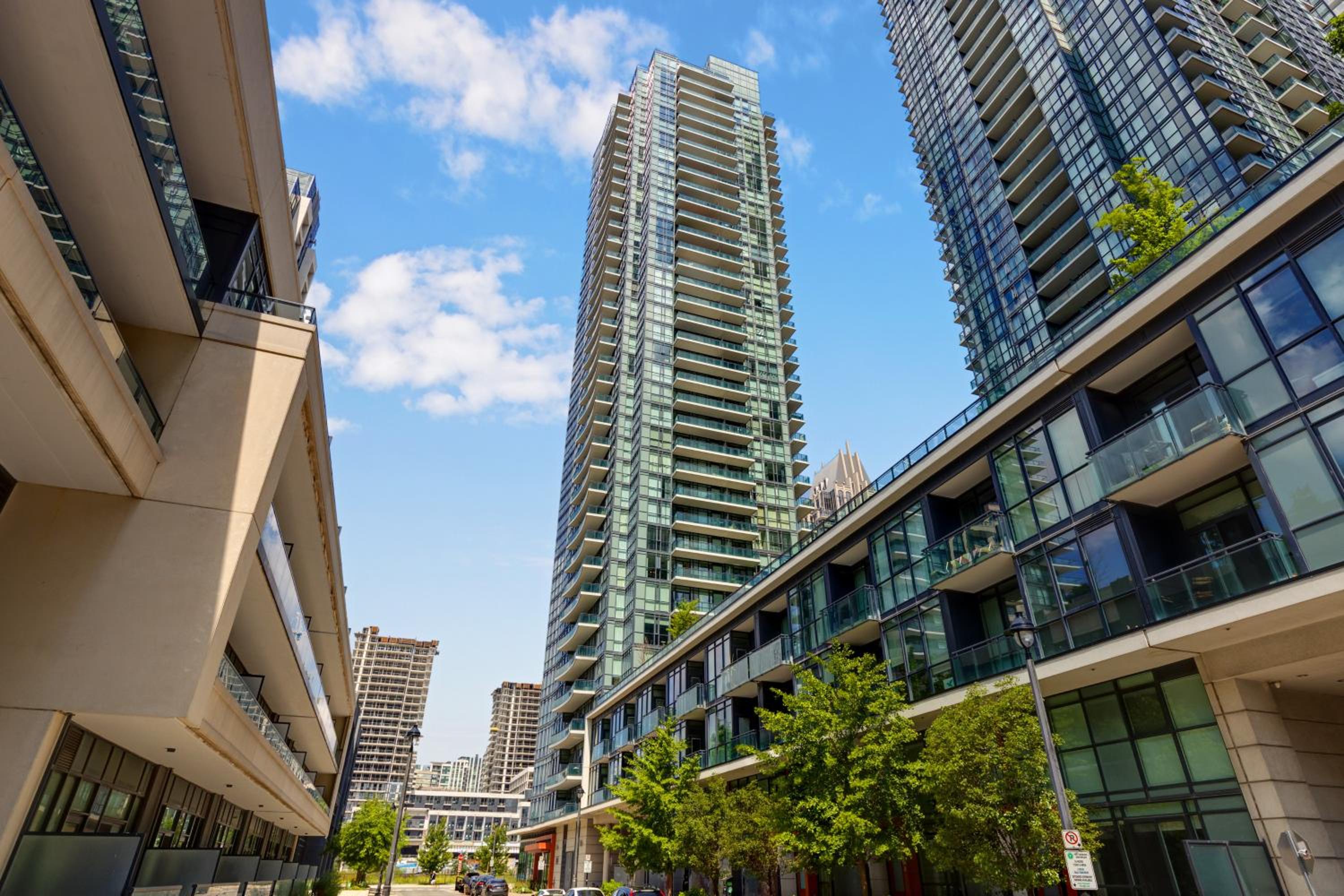 Ultra Luxurious 2.5 Bedroom 2 Full Bathroom 1 Parking Condo Near SQ1 Striking Views