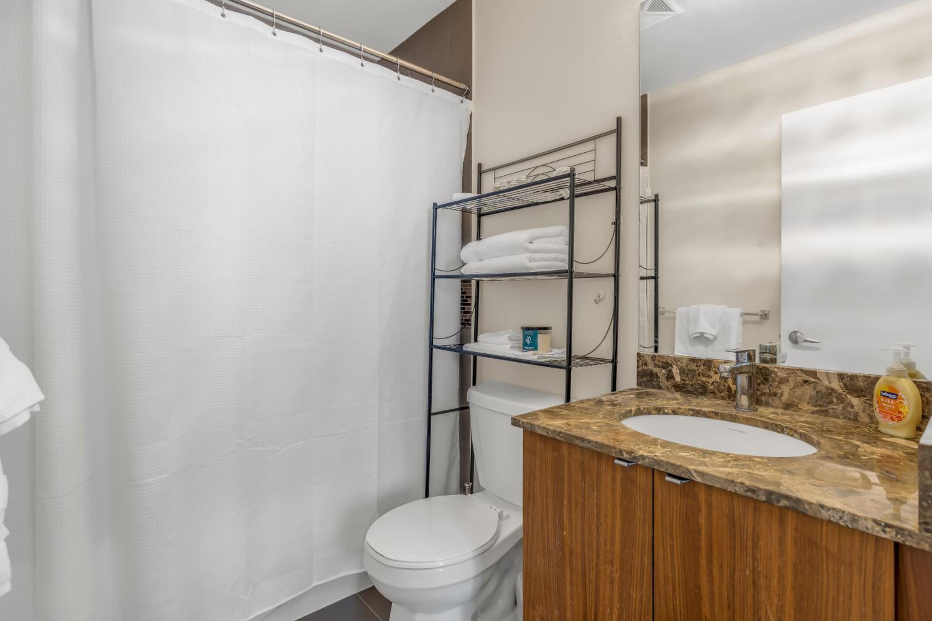 Ultra Luxurious 2.5 Bedroom 2 Full Bathroom 1 Parking Condo Near SQ1 Striking Views