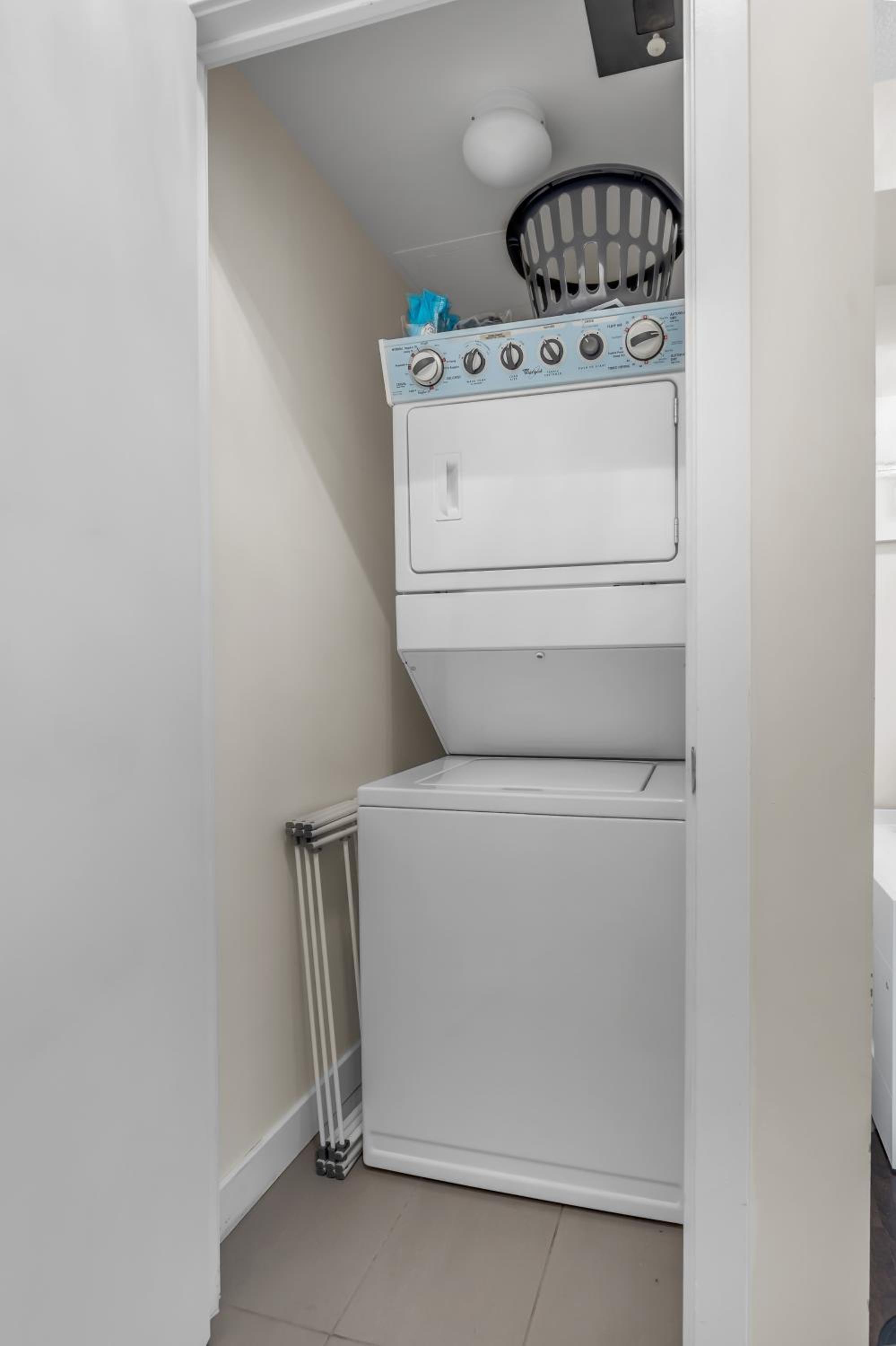 Ultra Luxurious 2.5 Bedroom 2 Full Bathroom 1 Parking Condo Near SQ1 Striking Views