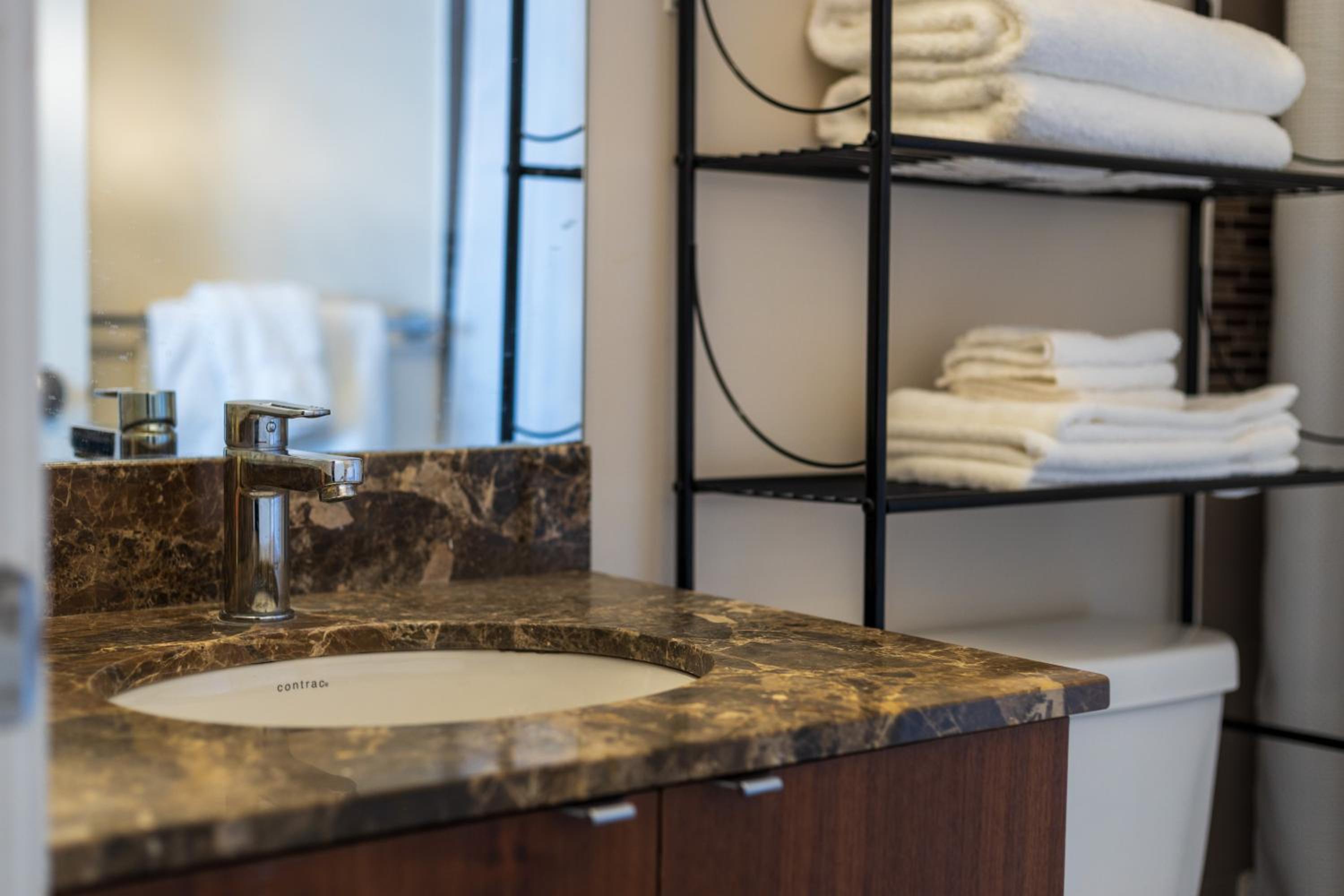 Ultra Luxurious 2.5 Bedroom 2 Full Bathroom 1 Parking Condo Near SQ1 Striking Views