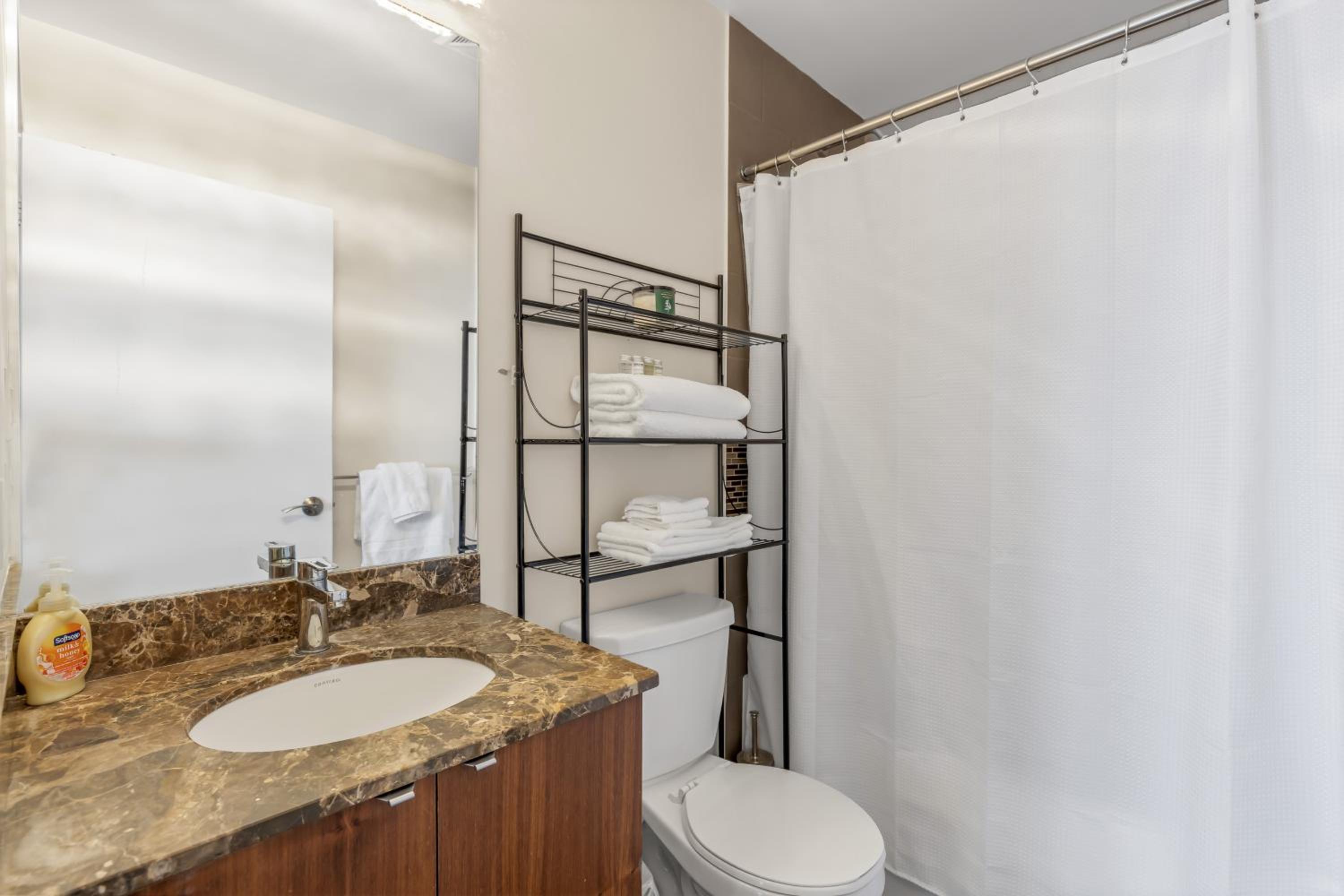 Ultra Luxurious 2.5 Bedroom 2 Full Bathroom 1 Parking Condo Near SQ1 Striking Views