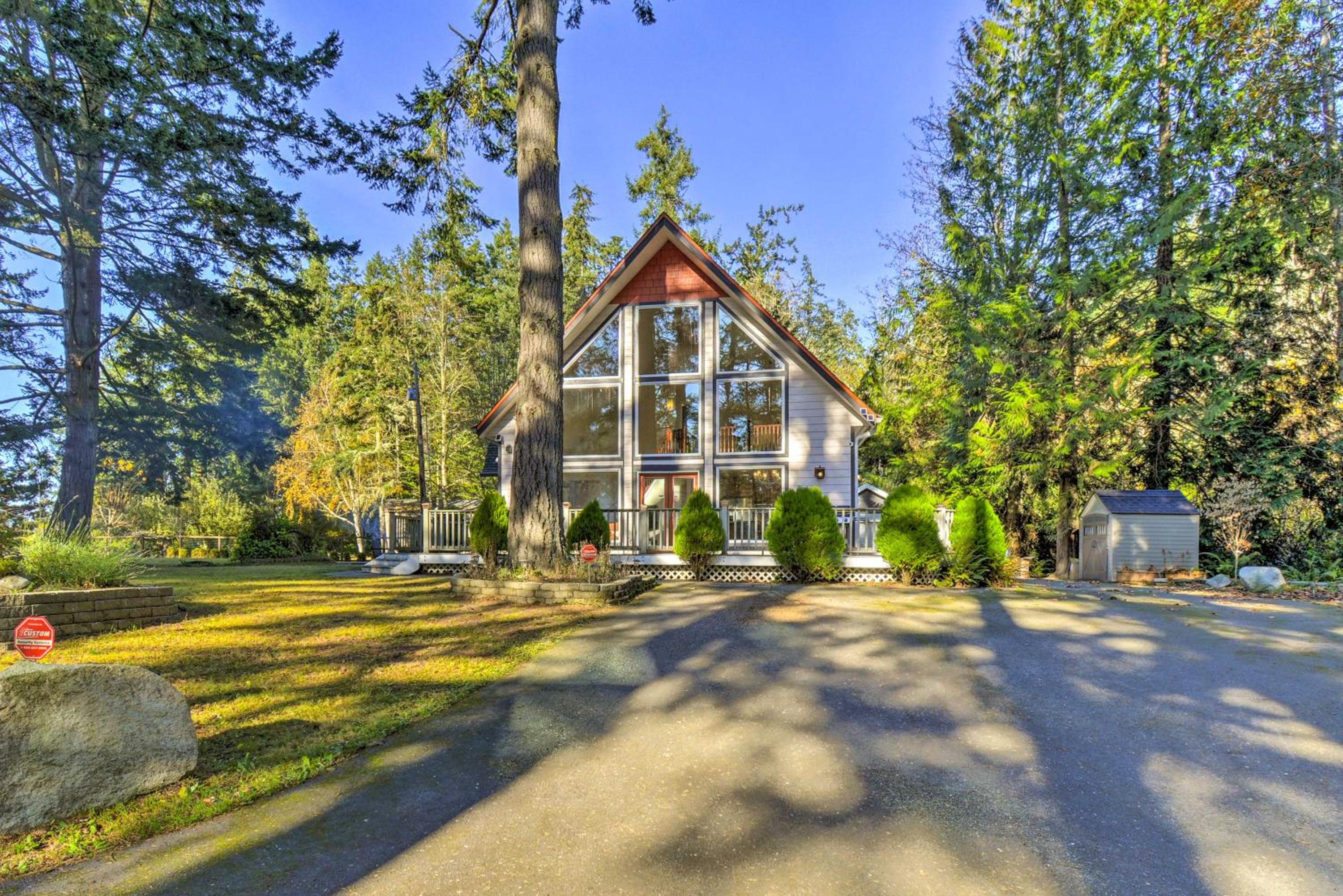Fox Paws Luxury Cabin - Hot tub, Fire pit & Pines! view 3