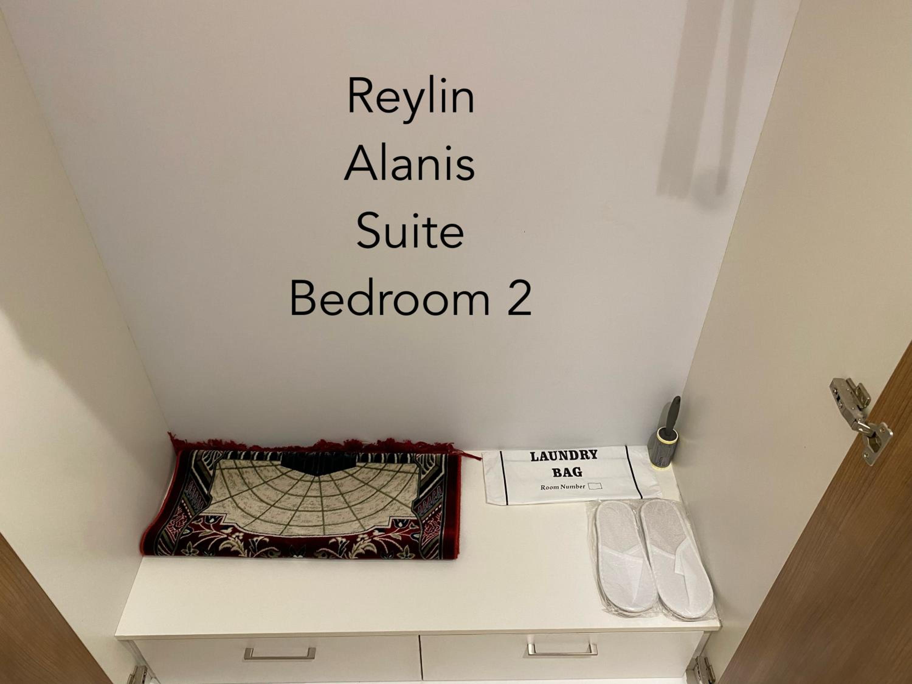 Reylin Alanis Suite // Free Wifi & Netflix // Airport Shuttle Service photo 6