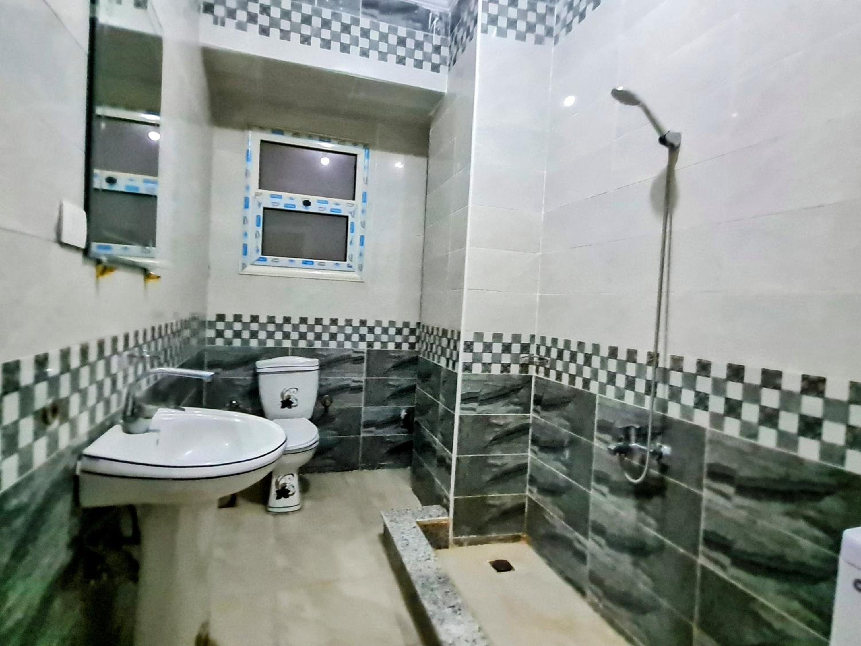 Complex Apts Near AUC And Malls