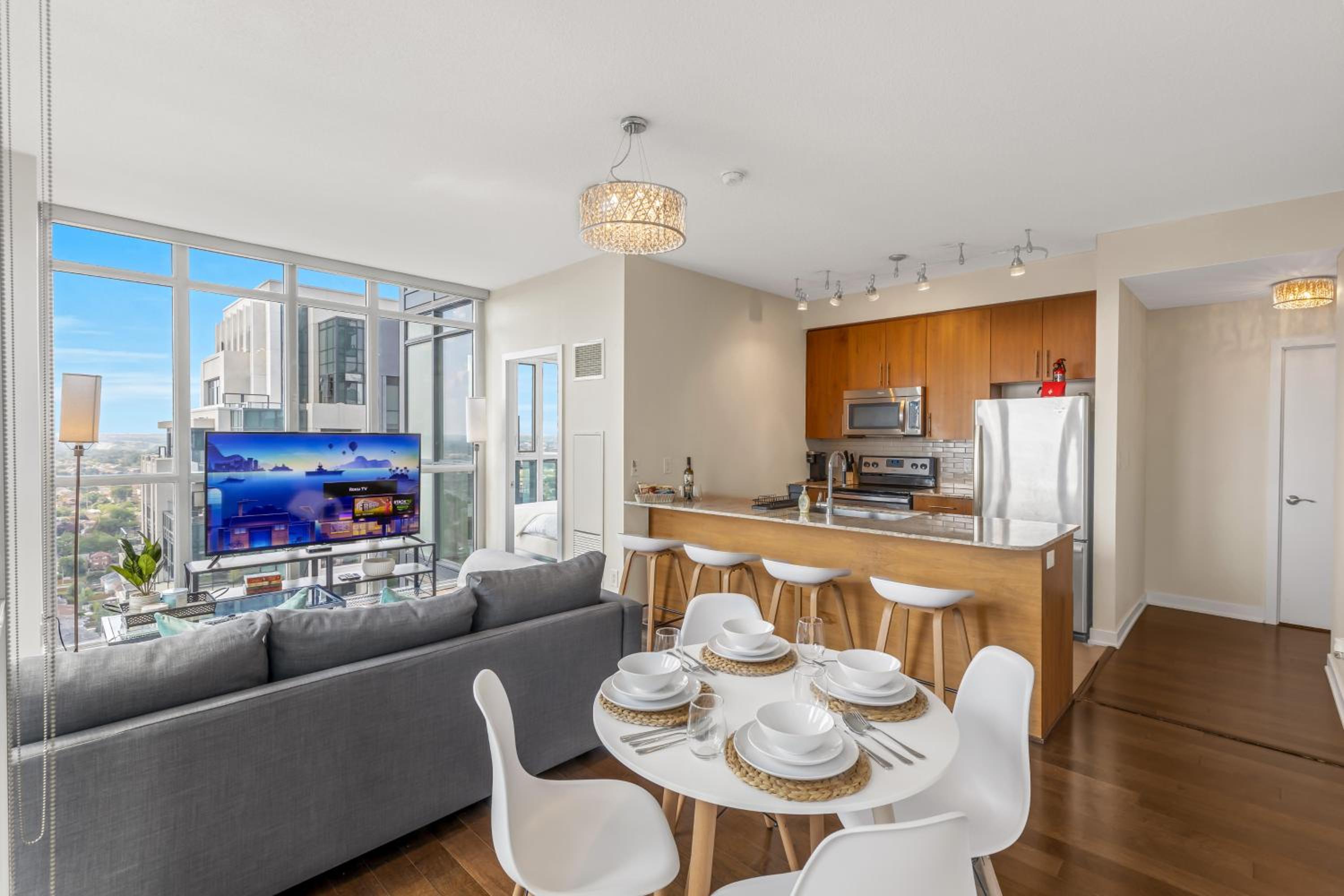 Ultra Luxurious 2.5 Bedroom 2 Full Bathroom 1 Parking Condo Near SQ1 Striking Views