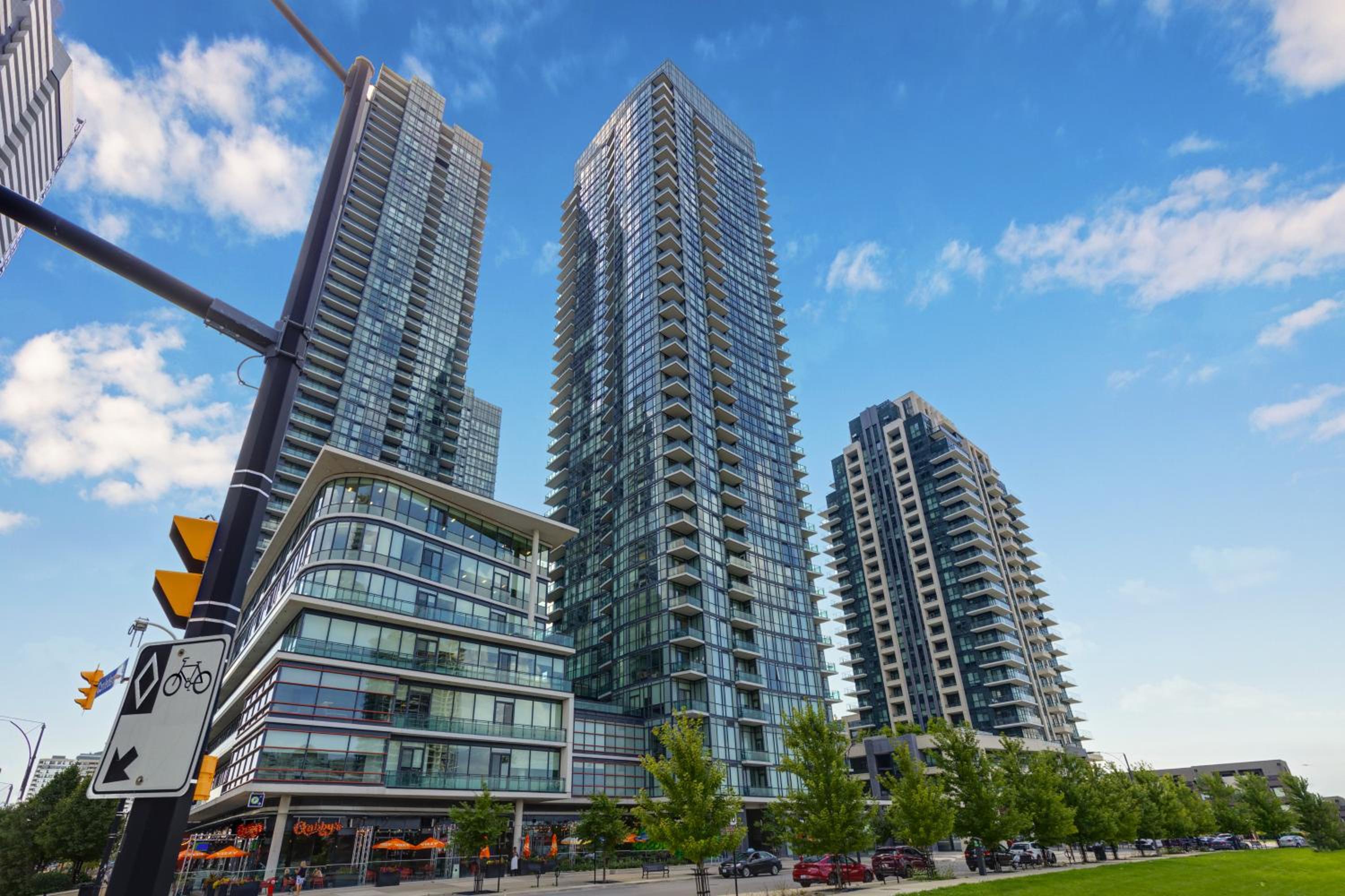 Ultra Luxurious 2.5 Bedroom 2 Full Bathroom 1 Parking Condo Near SQ1 Striking Views