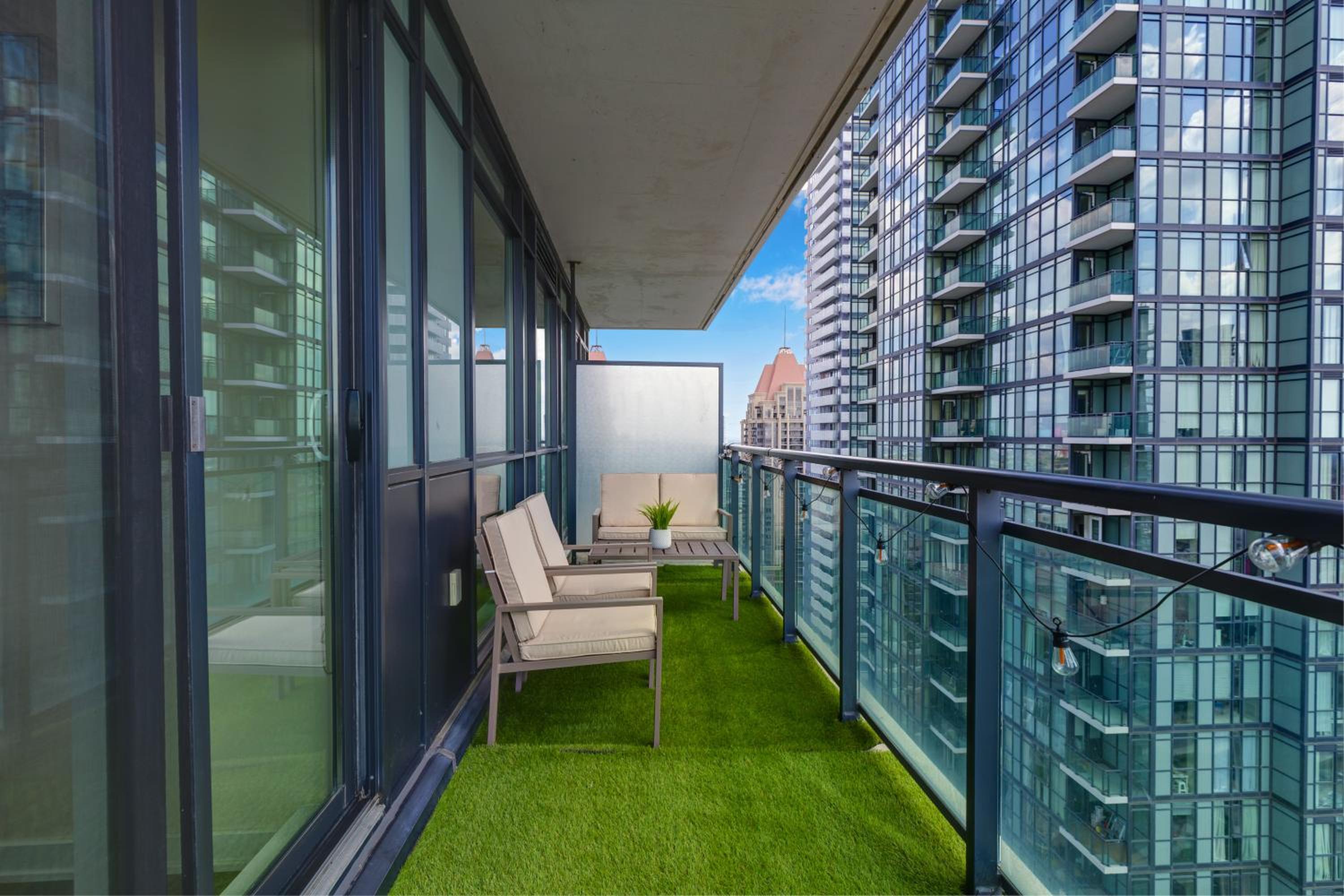 Ultra Luxurious 2.5 Bedroom 2 Full Bathroom 1 Parking Condo Near SQ1 Striking Views