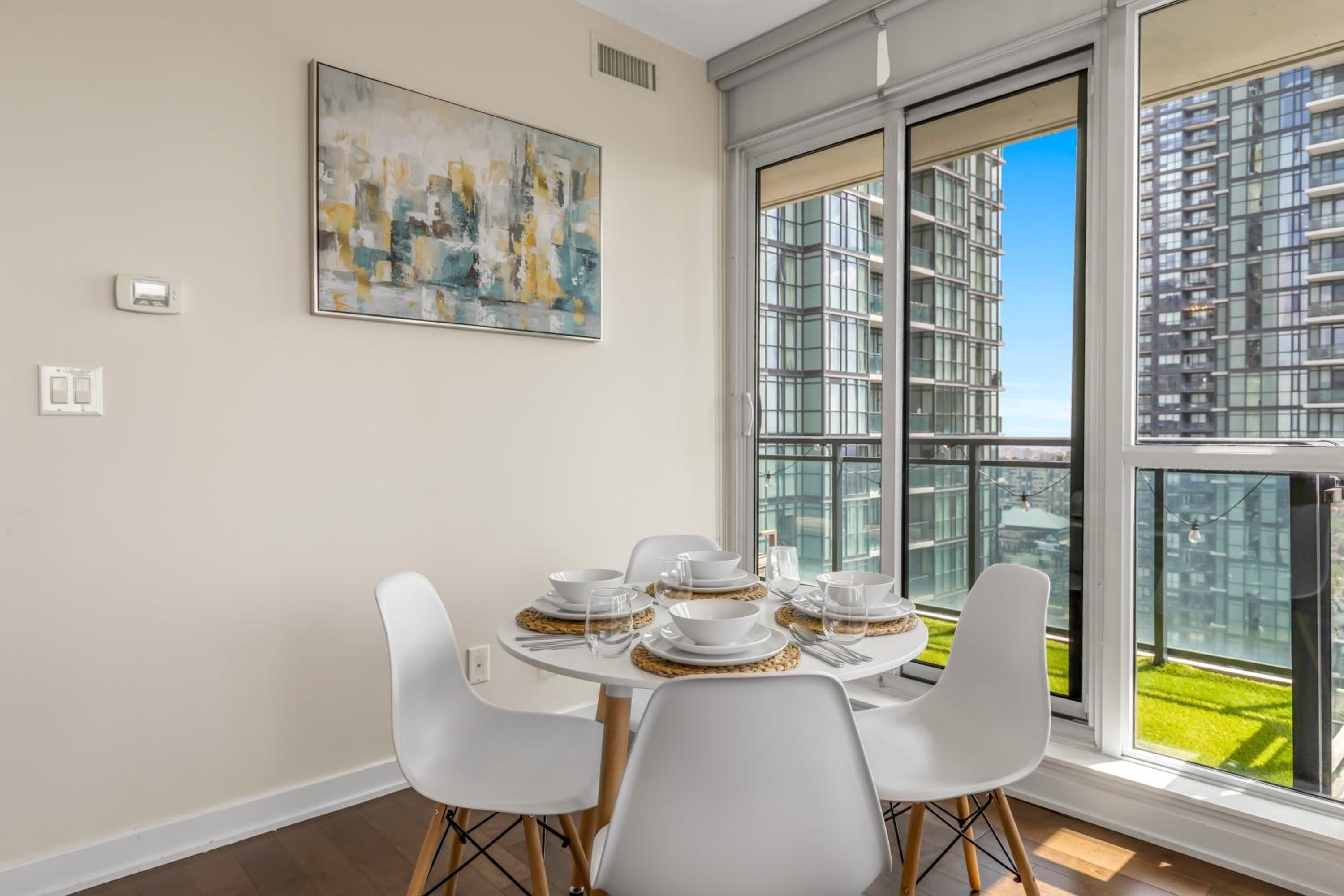 Ultra Luxurious 2.5 Bedroom 2 Full Bathroom 1 Parking Condo Near SQ1 Striking Views