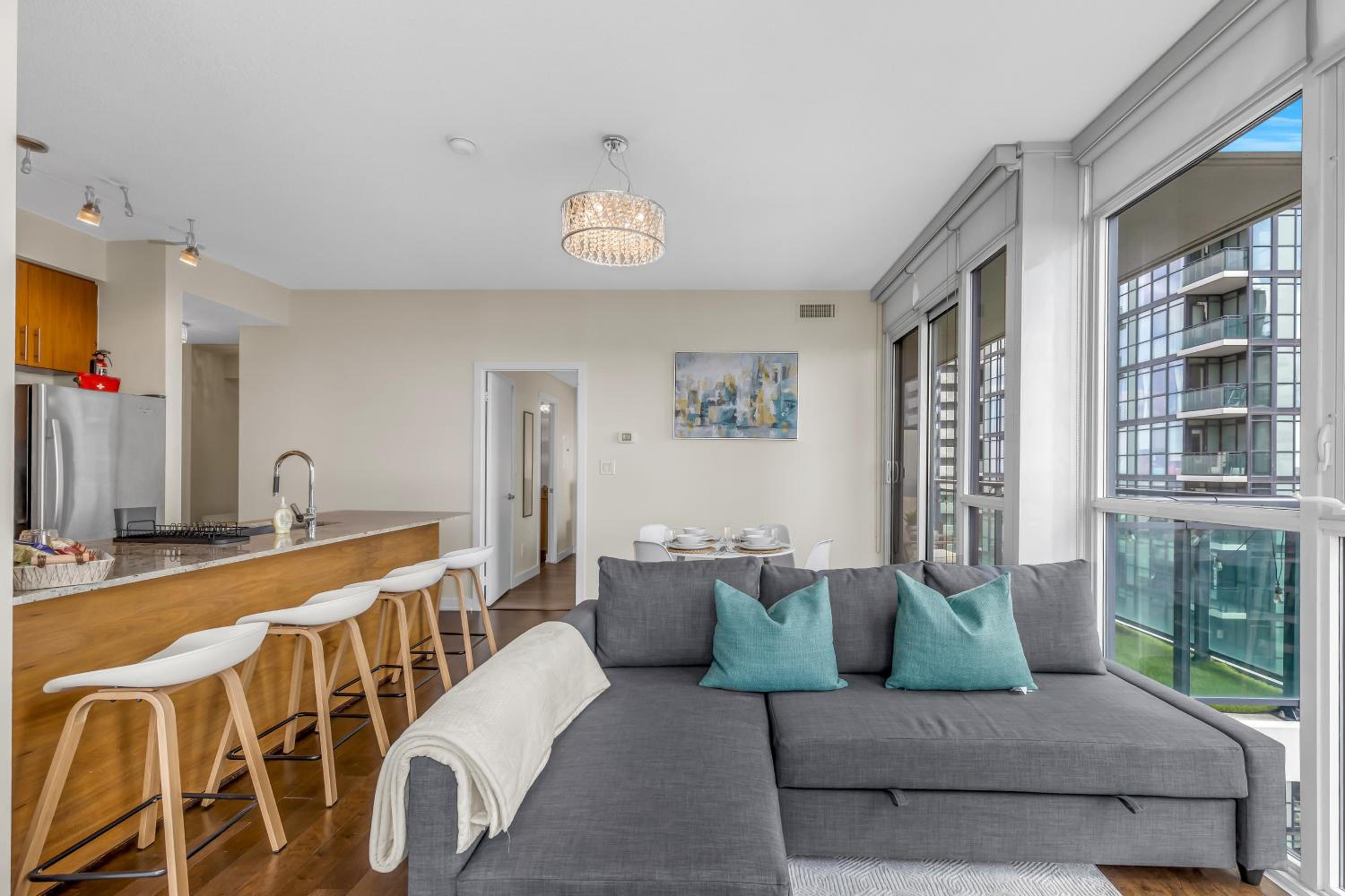 Ultra Luxurious 2.5 Bedroom 2 Full Bathroom 1 Parking Condo Near SQ1 Striking Views