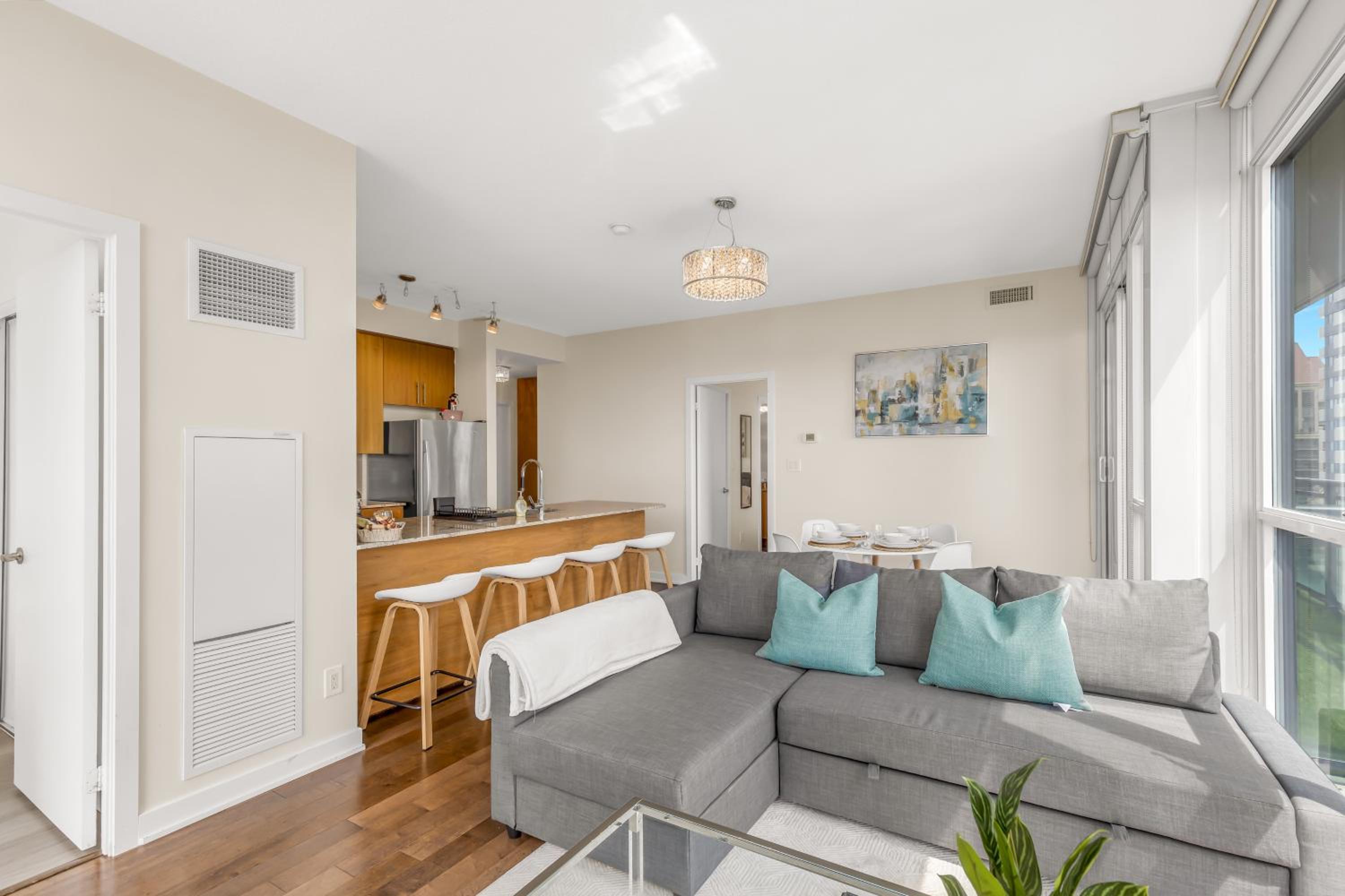 Ultra Luxurious 2.5 Bedroom 2 Full Bathroom 1 Parking Condo Near SQ1 Striking Views