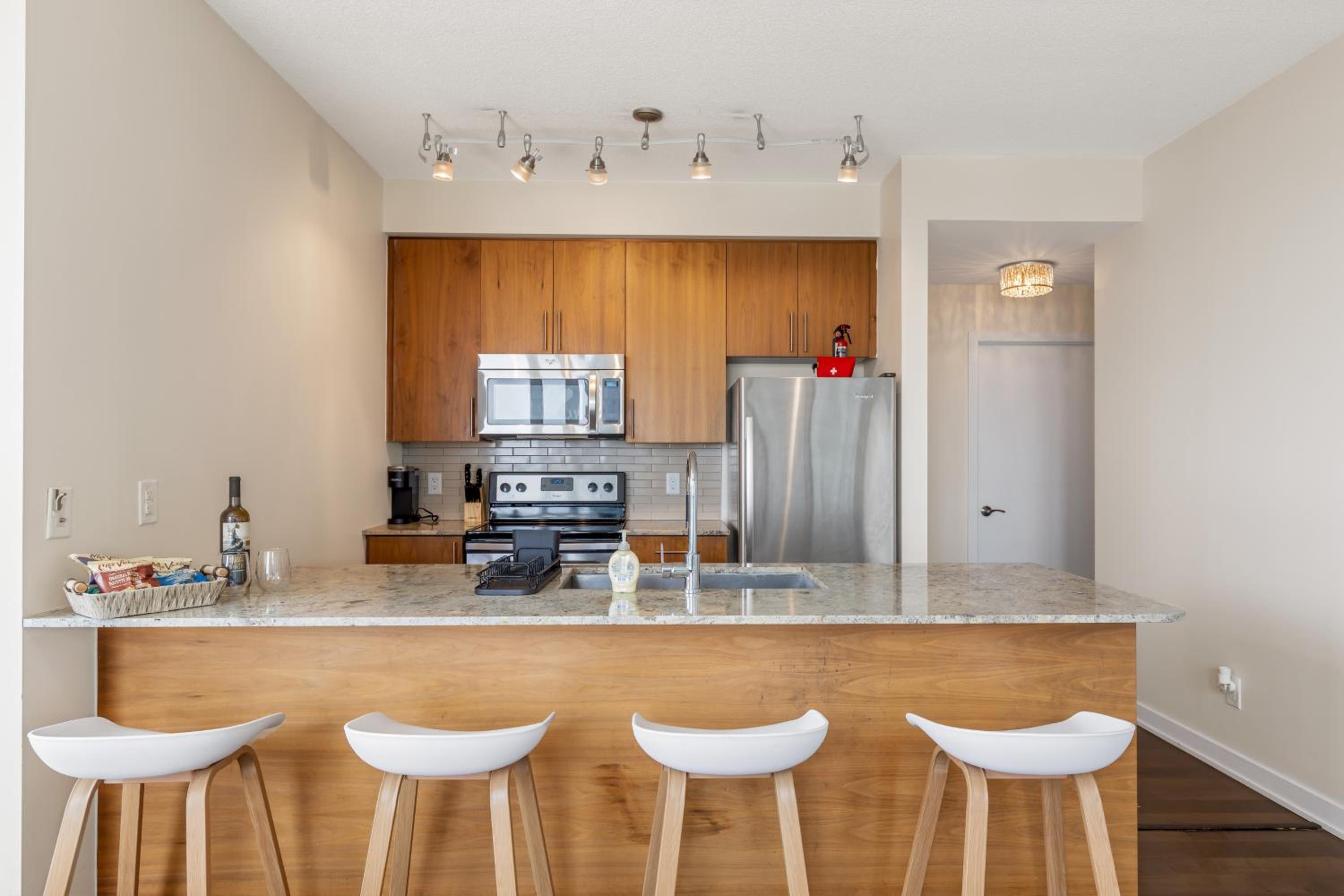 Ultra Luxurious 2.5 Bedroom 2 Full Bathroom 1 Parking Condo Near SQ1 Striking Views