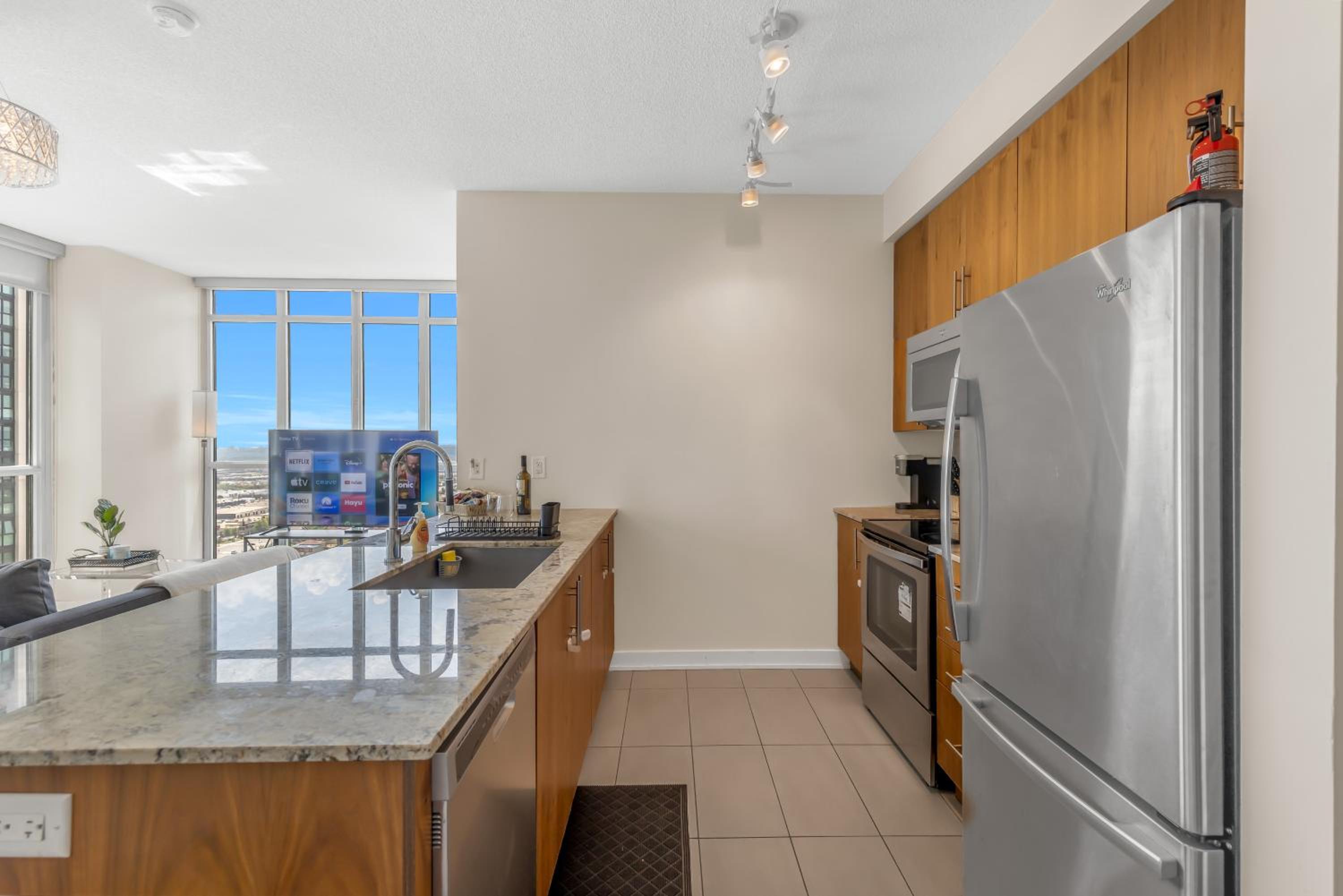 Ultra Luxurious 2.5 Bedroom 2 Full Bathroom 1 Parking Condo Near SQ1 Striking Views