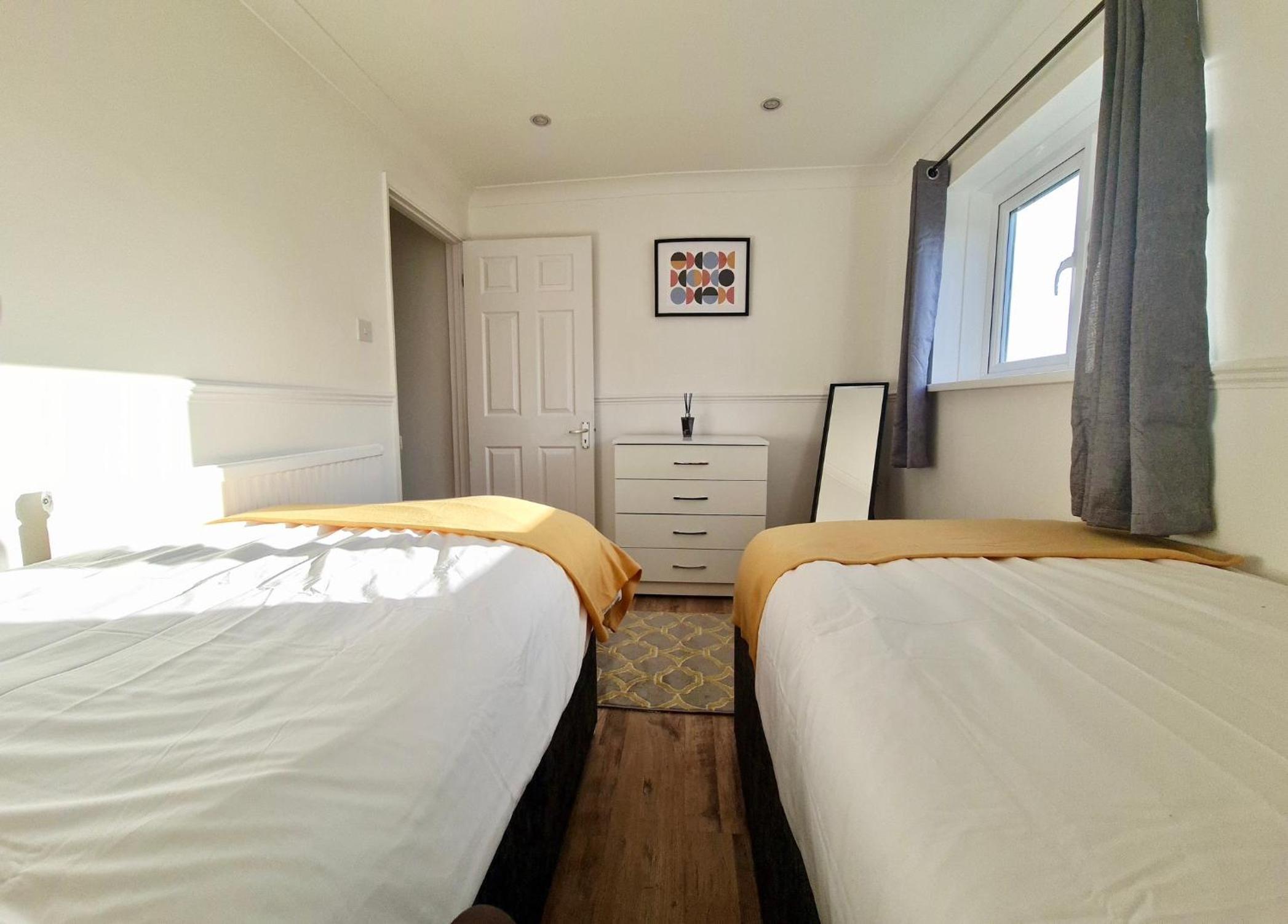 2 Bed Spacious Apartment, Sleeps 4, Free Wifi, Free Parking, Amenities Nearby, Good Transport Links Nearby, Contractors and Holidays