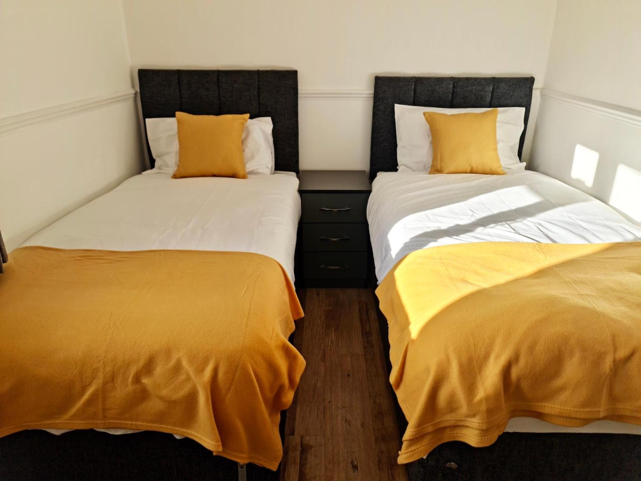 2 Bed Spacious Apartment, Sleeps 4, Free Wifi, Free Parking, Amenities Nearby, Good Transport Links Nearby, Contractors and Holidays