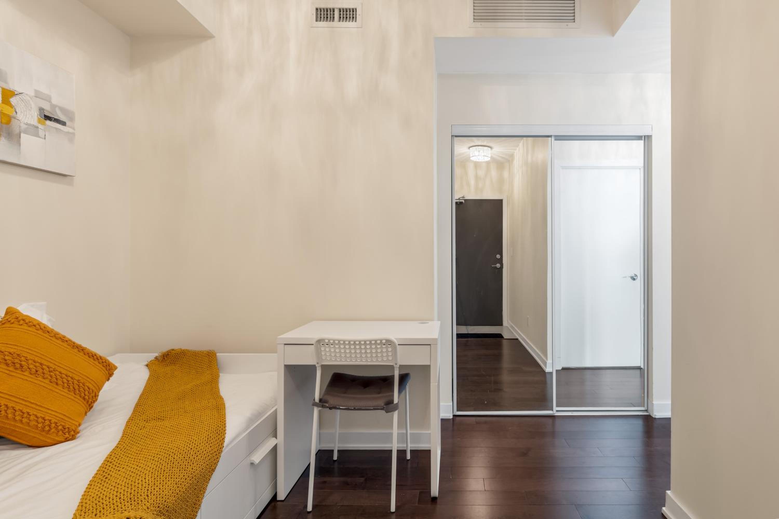 Ultra Luxurious 2.5 Bedroom 2 Full Bathroom 1 Parking Condo Near SQ1 Striking Views