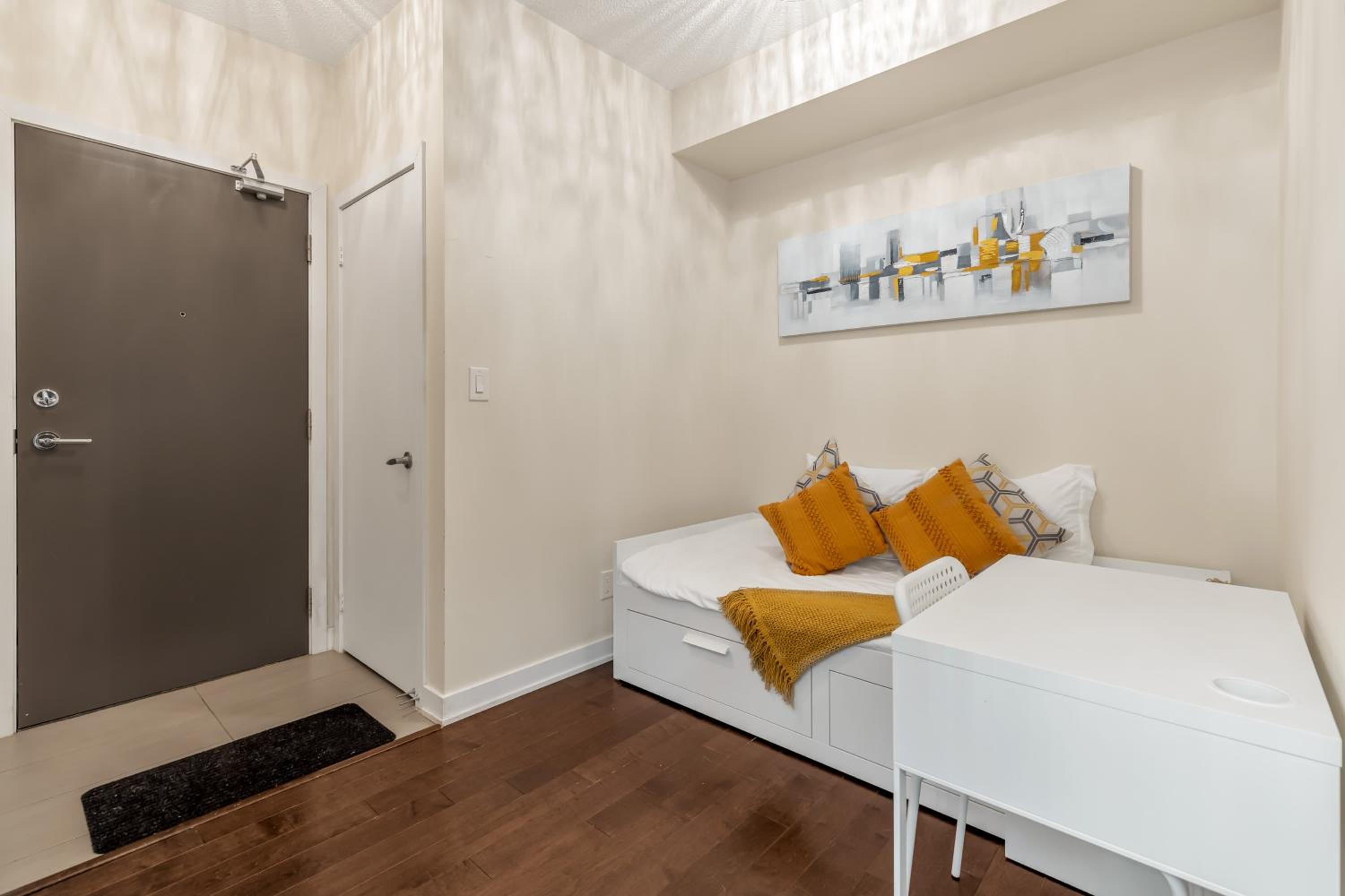 Ultra Luxurious 2.5 Bedroom 2 Full Bathroom 1 Parking Condo Near SQ1 Striking Views