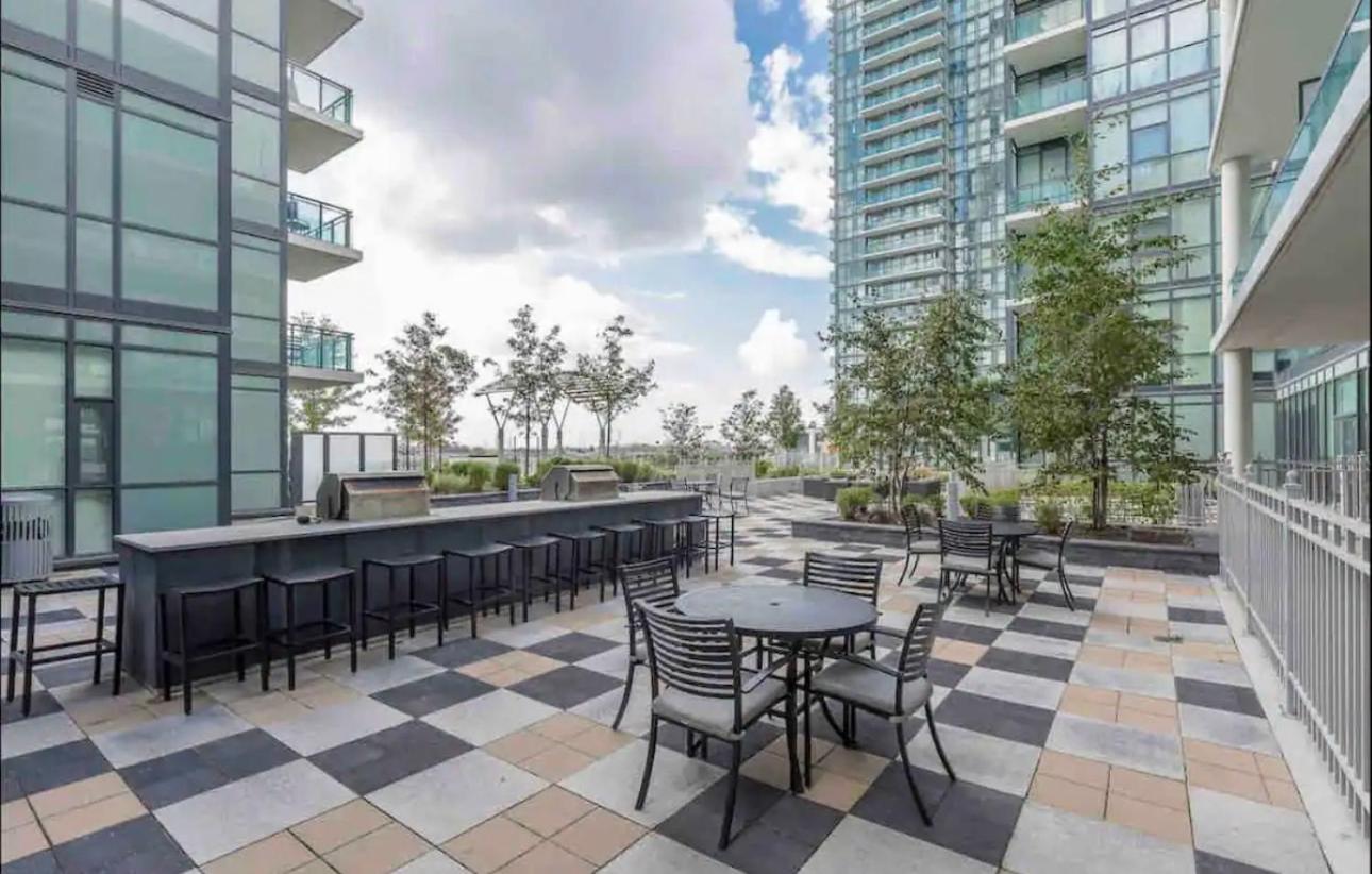 Ultra Luxurious 2.5 Bedroom 2 Full Bathroom 1 Parking Condo Near SQ1 Striking Views