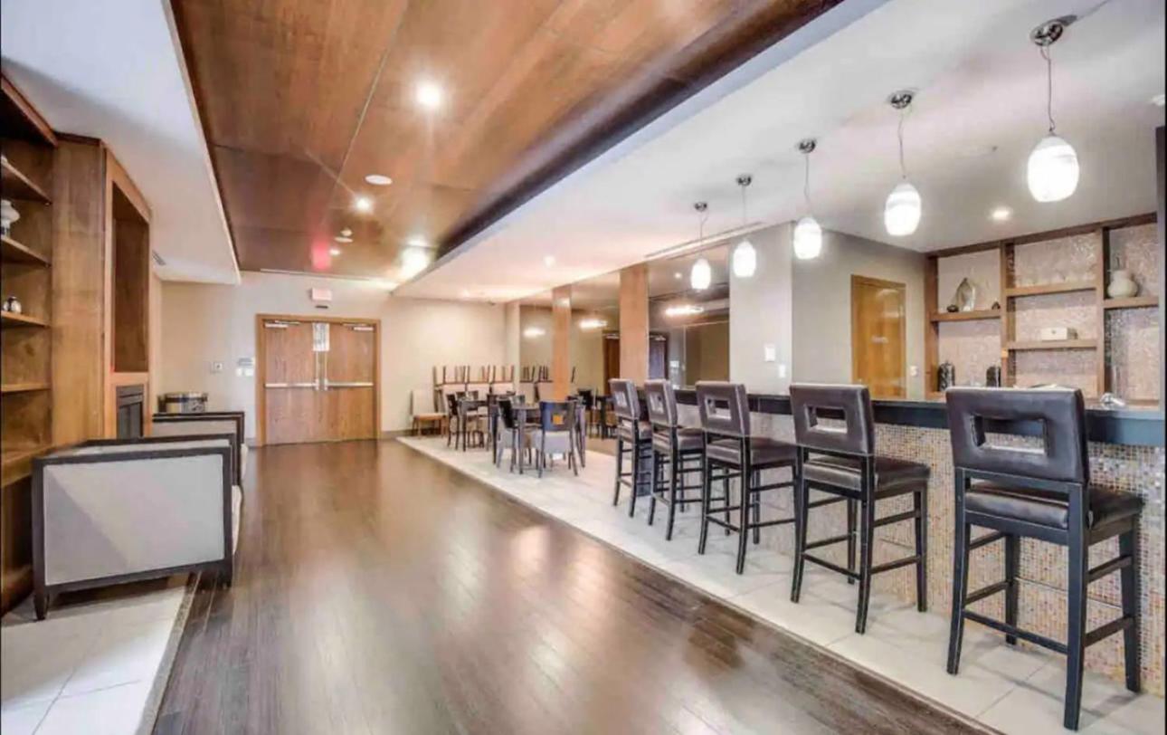 Ultra Luxurious 2.5 Bedroom 2 Full Bathroom 1 Parking Condo Near SQ1 Striking Views