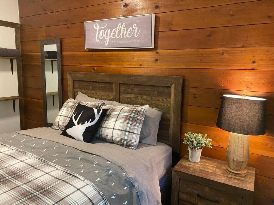 Fabulous Rustic Waterfront Cottage in Niagara