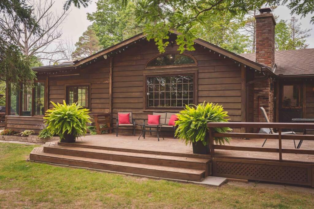 Fabulous Rustic Waterfront Cottage in Niagara