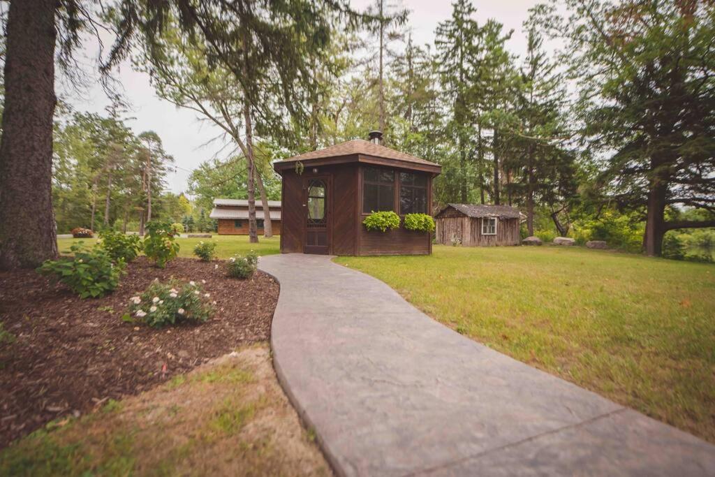 Fabulous Rustic Waterfront Cottage in Niagara