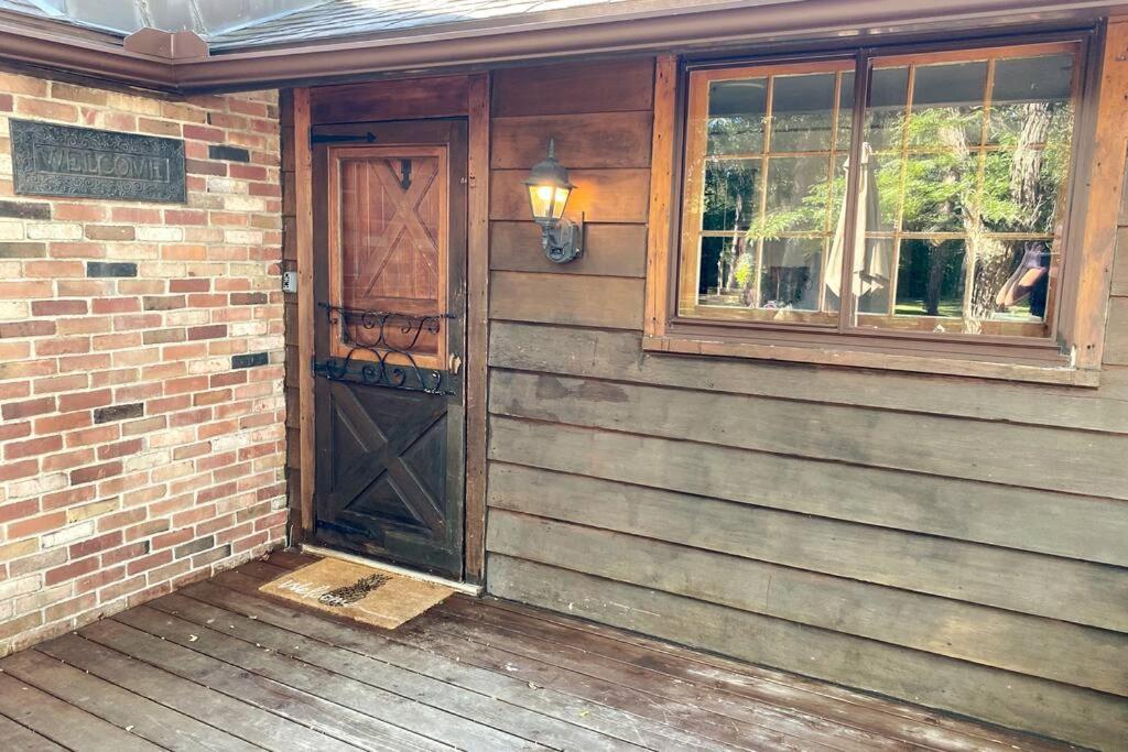Fabulous Rustic Waterfront Cottage in Niagara