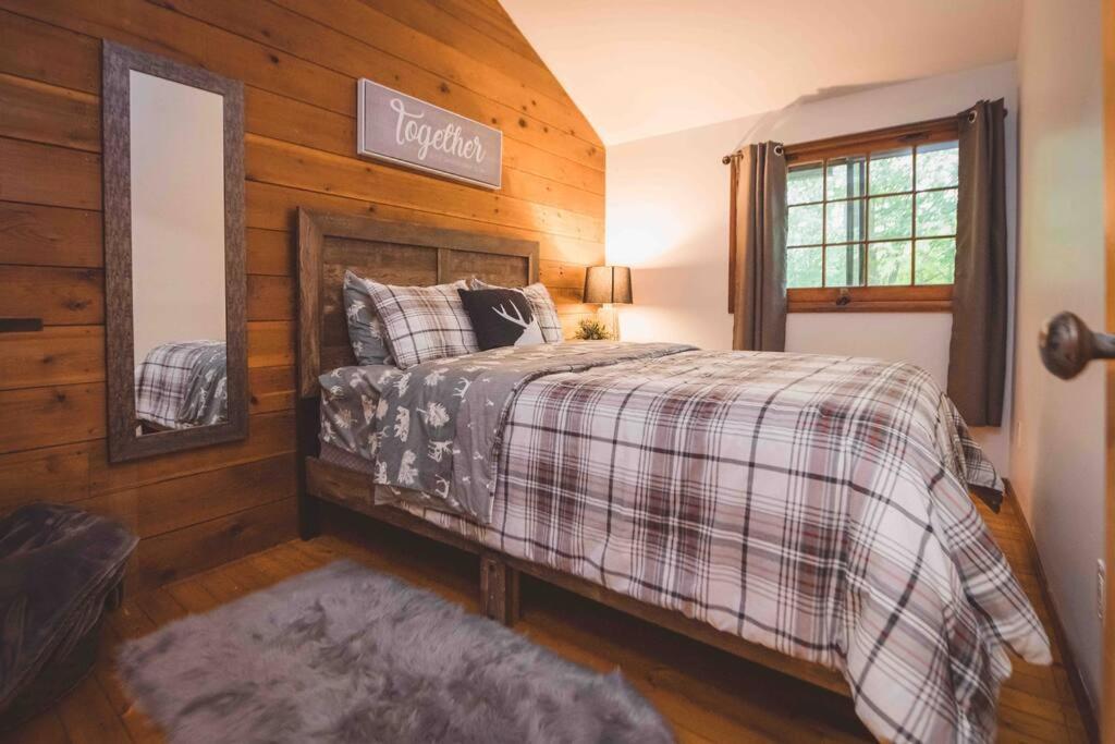 Fabulous Rustic Waterfront Cottage in Niagara