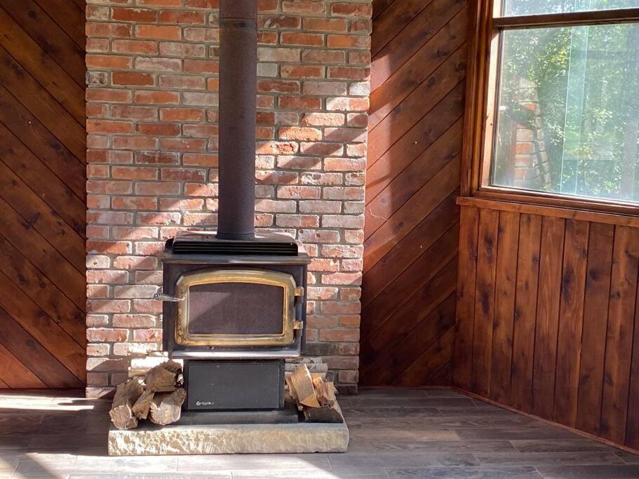 Fabulous Rustic Waterfront Cottage in Niagara