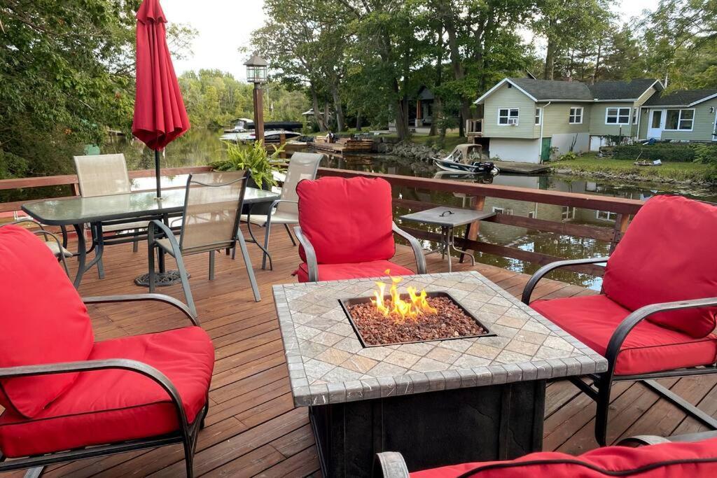 Fabulous Rustic Waterfront Cottage in Niagara