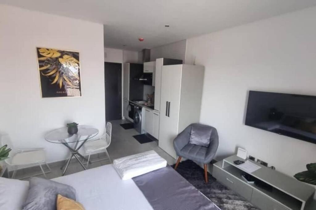 Comfy 1 bed Apt @The Signature view 2