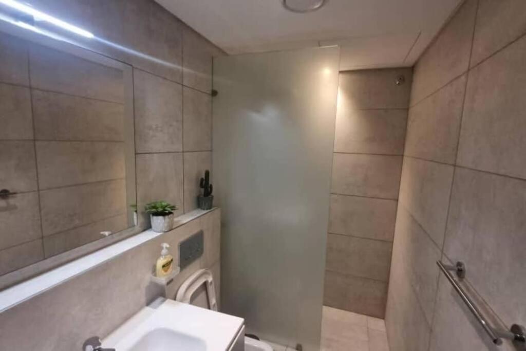 Comfy 1 bed Apt @The Signature view 3