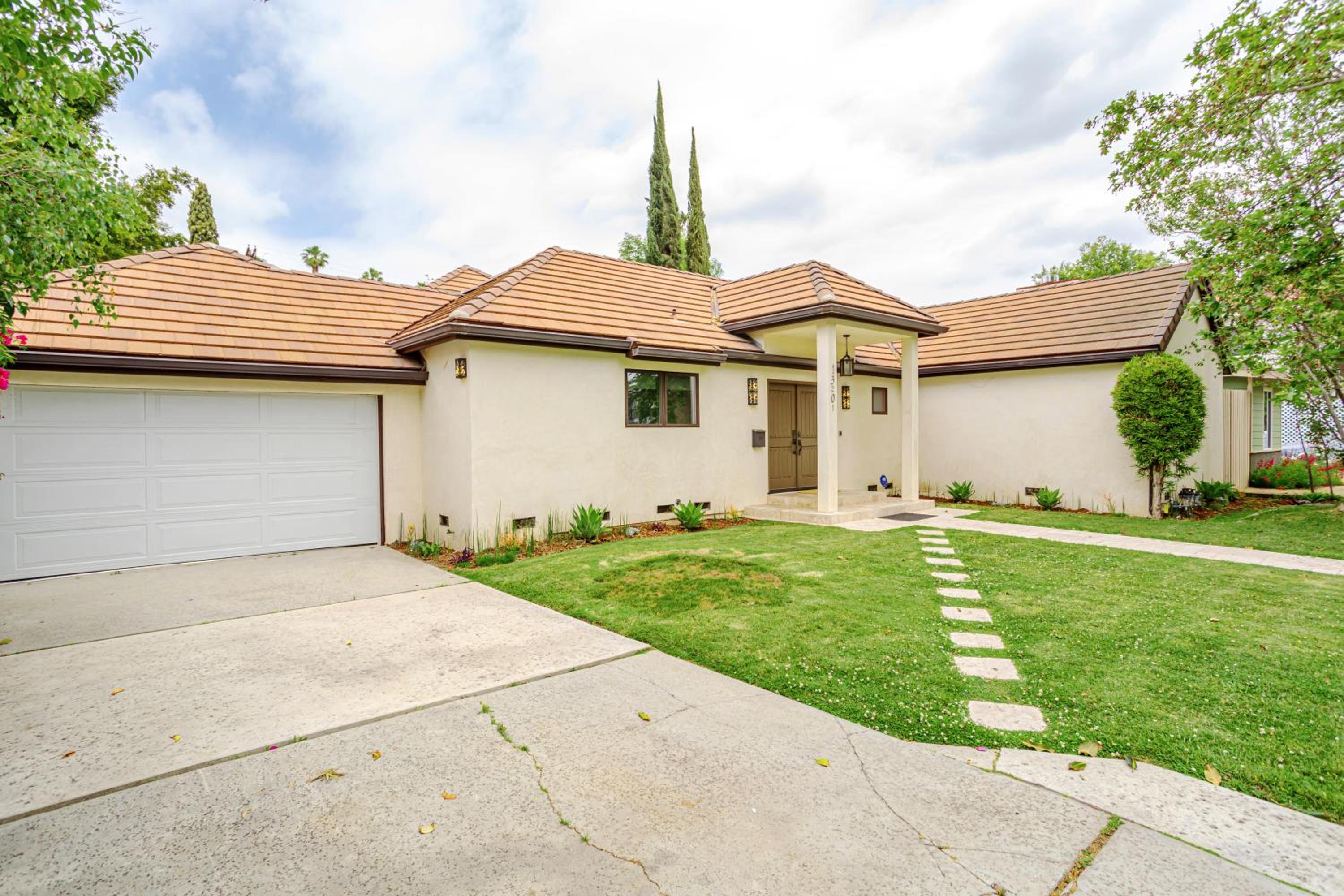 Exquisite Oasis near Universal Studios with Large Pool