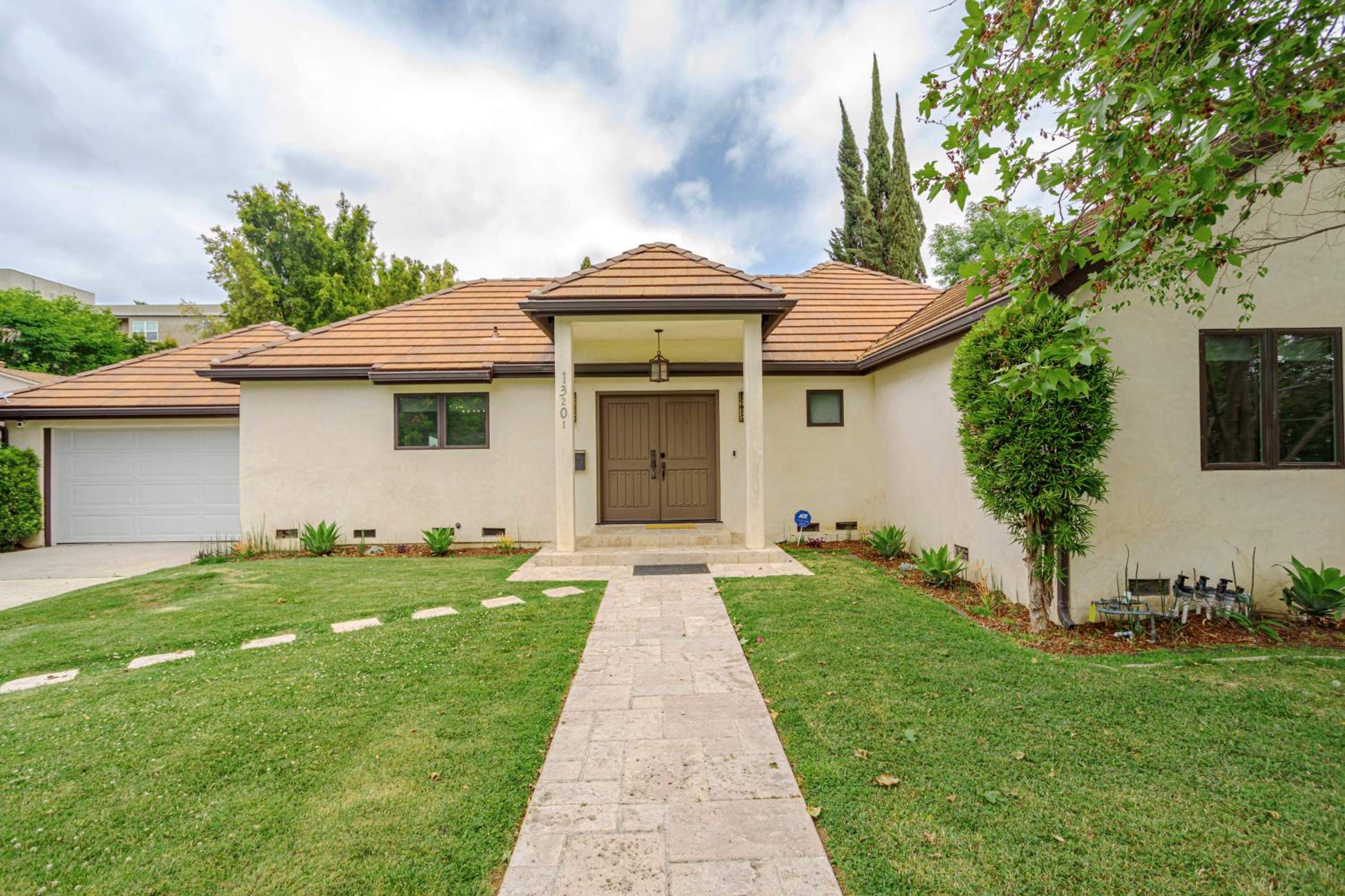 Exquisite Oasis near Universal Studios with Large Pool