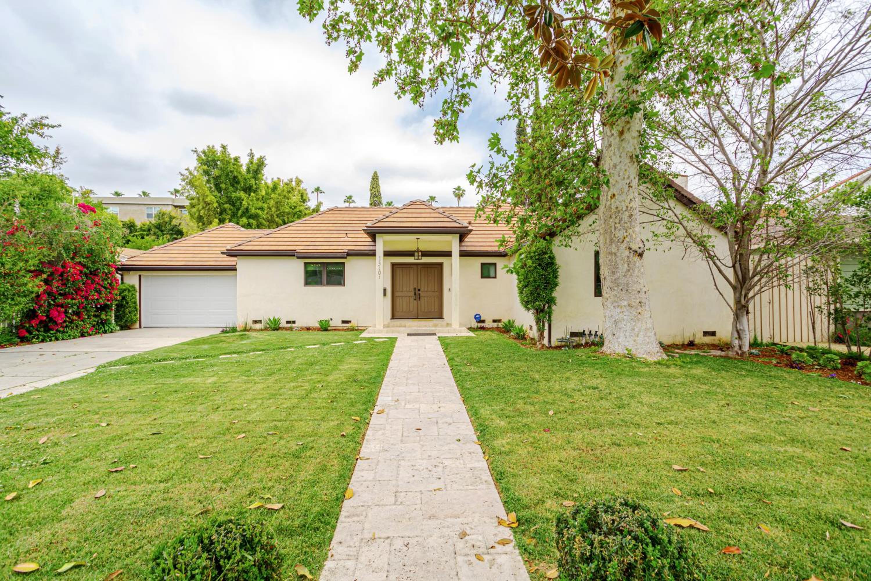 Exquisite Oasis near Universal Studios with Large Pool