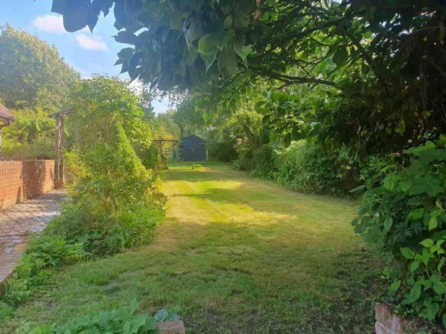Nature Charm & Fruit Delights, multi-generation celebratory home -Try, Relax, Repeat - Sellindge view 2