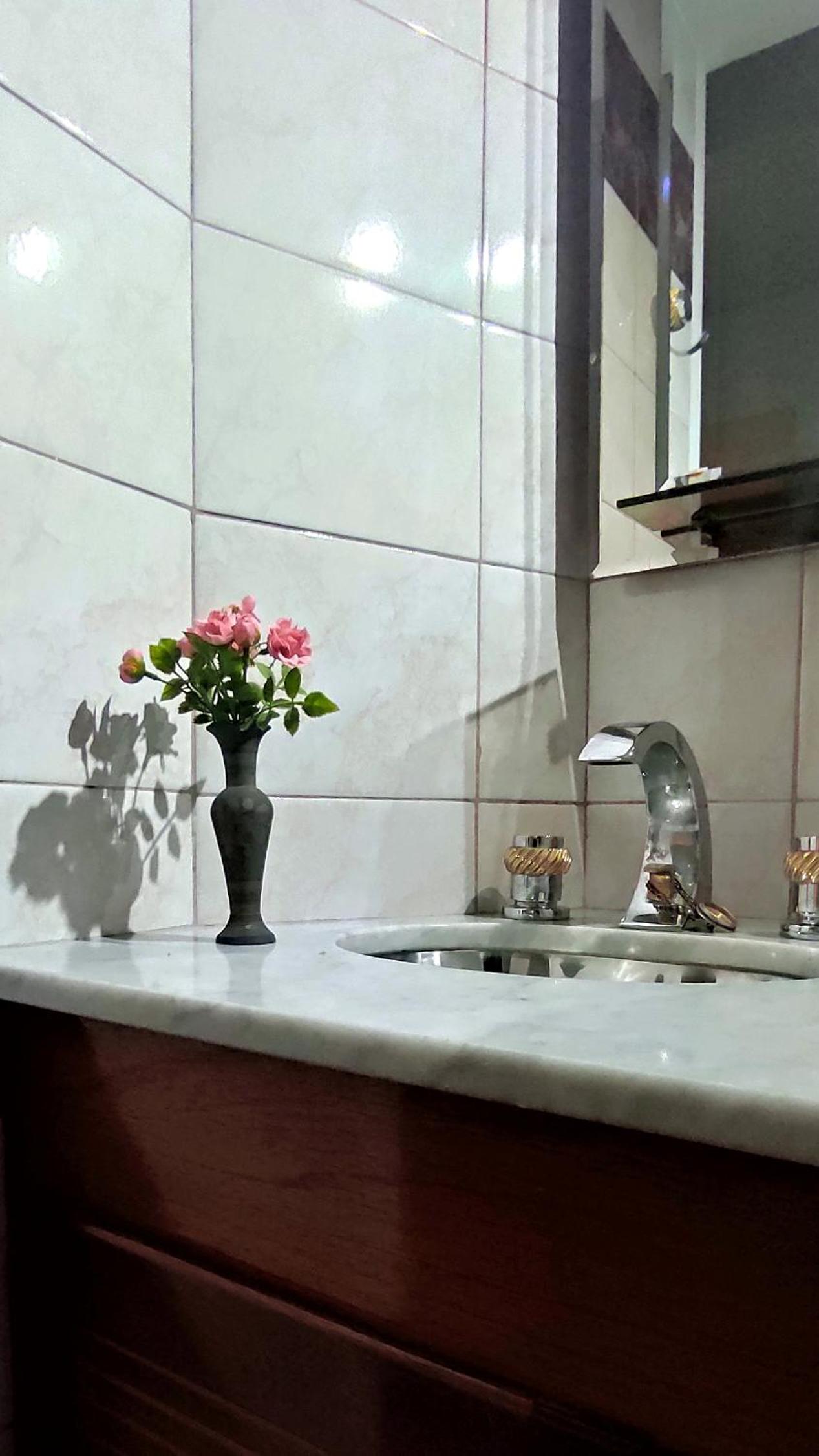 CASA TRIPLEX 180 mts CON GARAJE PARA 2 VEHÍCULOS GRANDES EN Bº SANTA GENOVEVA