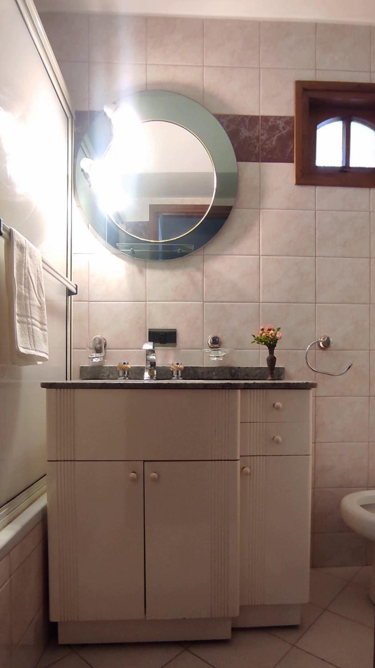 CASA TRIPLEX 180 mts CON GARAJE PARA 2 VEHÍCULOS GRANDES EN Bº SANTA GENOVEVA