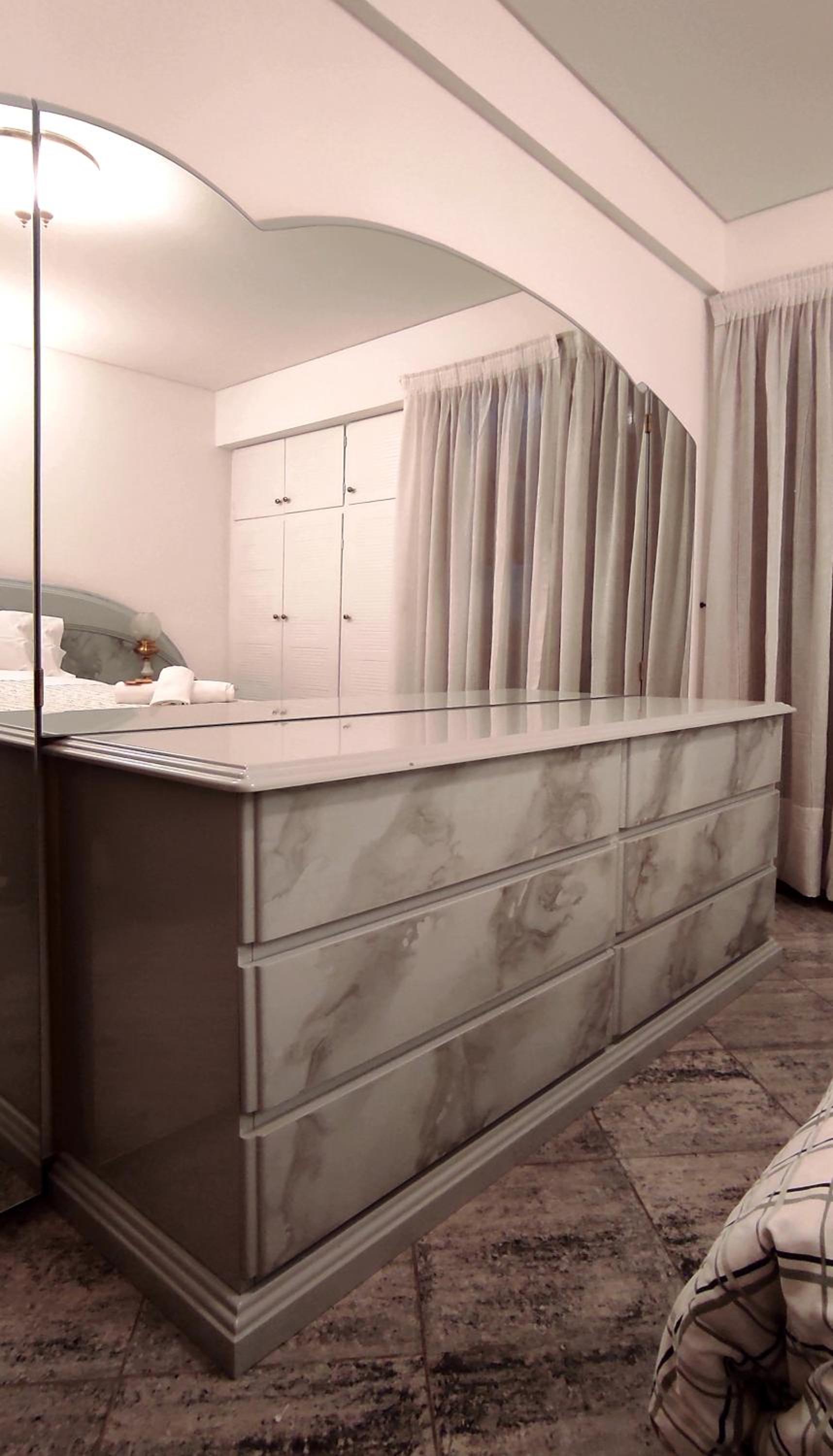 CASA TRIPLEX 180 mts CON GARAJE PARA 2 VEHÍCULOS GRANDES EN Bº SANTA GENOVEVA
