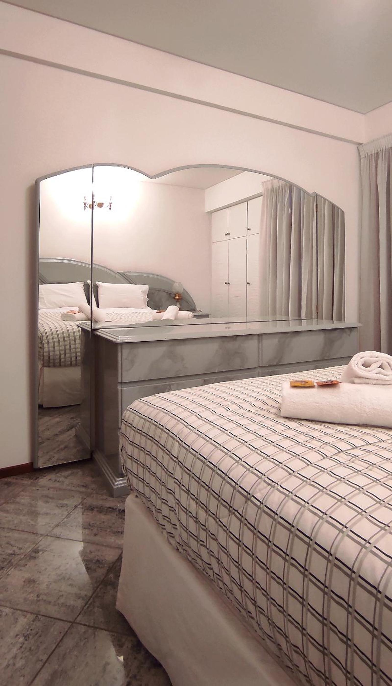 CASA TRIPLEX 180 mts CON GARAJE PARA 2 VEHÍCULOS GRANDES EN Bº SANTA GENOVEVA