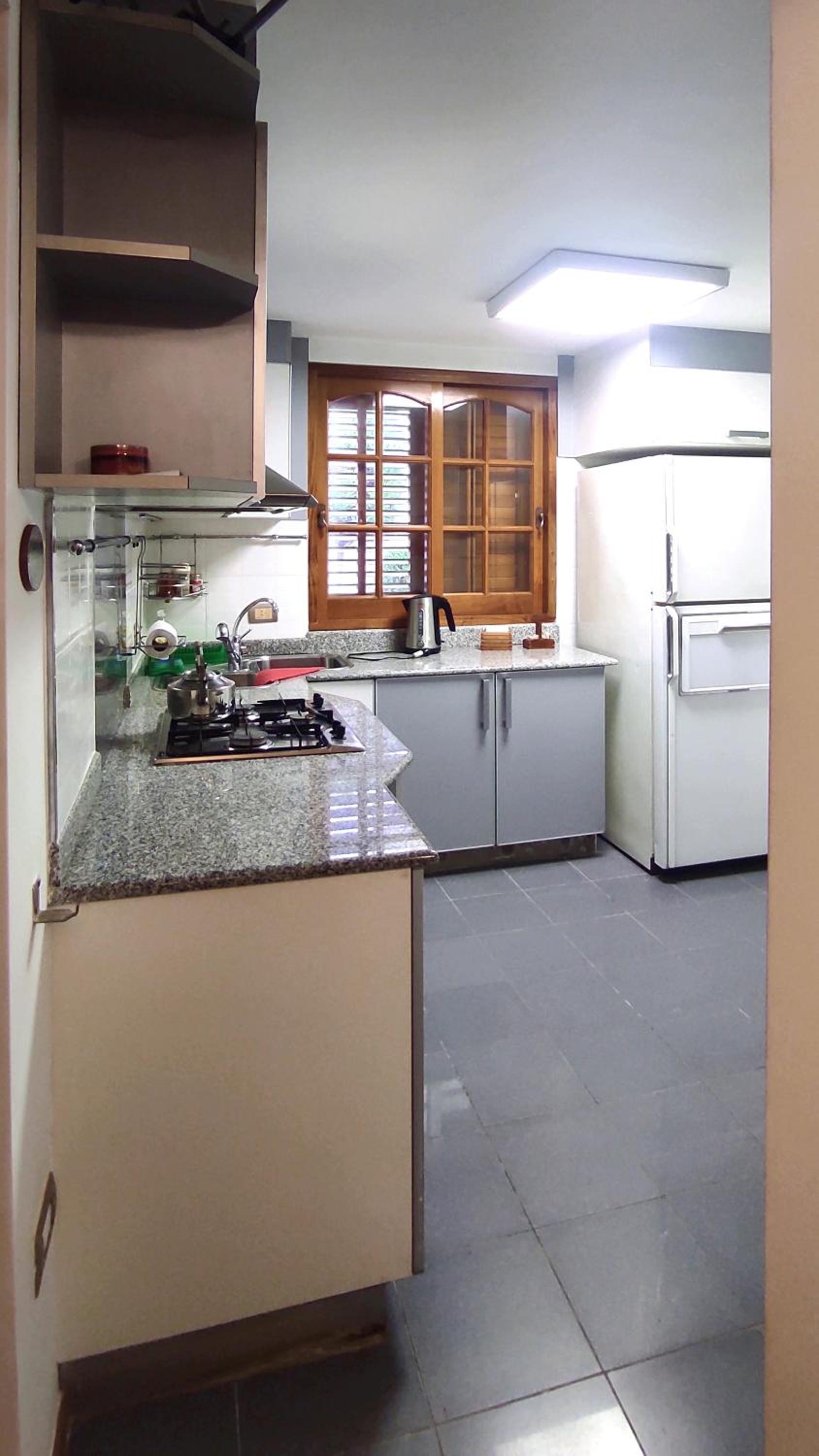 CASA TRIPLEX 180 mts CON GARAJE PARA 2 VEHÍCULOS GRANDES EN Bº SANTA GENOVEVA