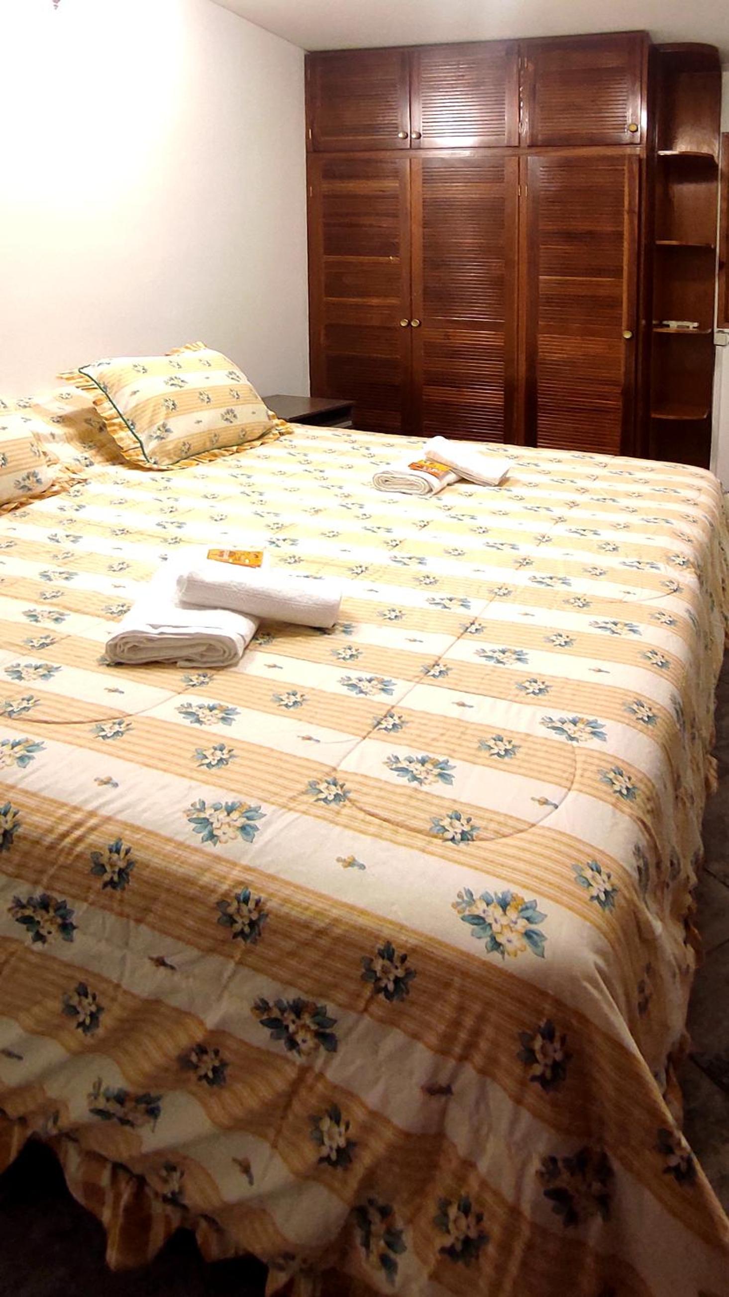 CASA TRIPLEX 180 mts CON GARAJE PARA 2 VEHÍCULOS GRANDES EN Bº SANTA GENOVEVA