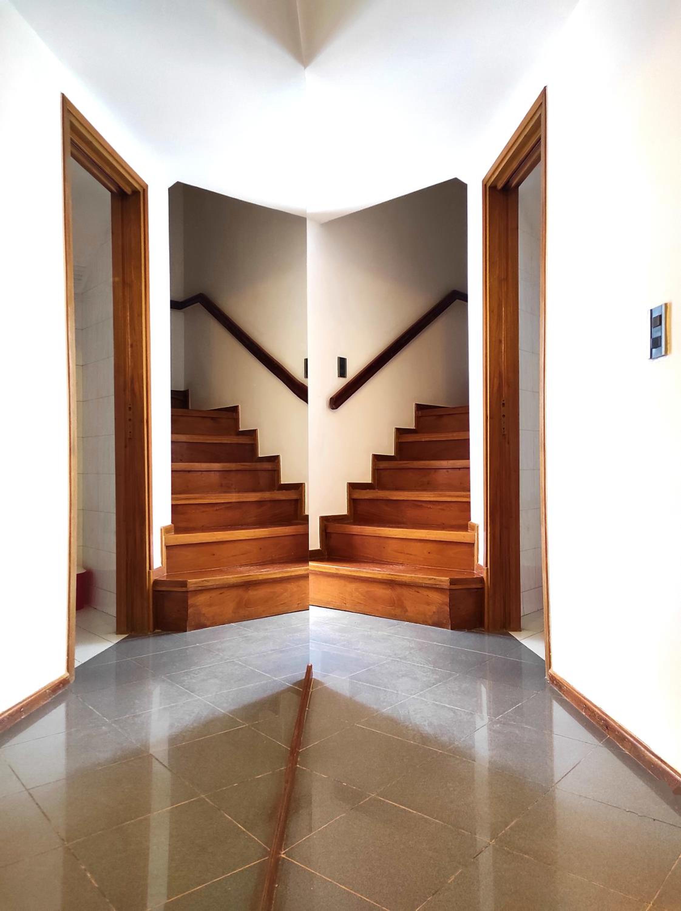 CASA TRIPLEX 180 mts CON GARAJE PARA 2 VEHÍCULOS GRANDES EN Bº SANTA GENOVEVA
