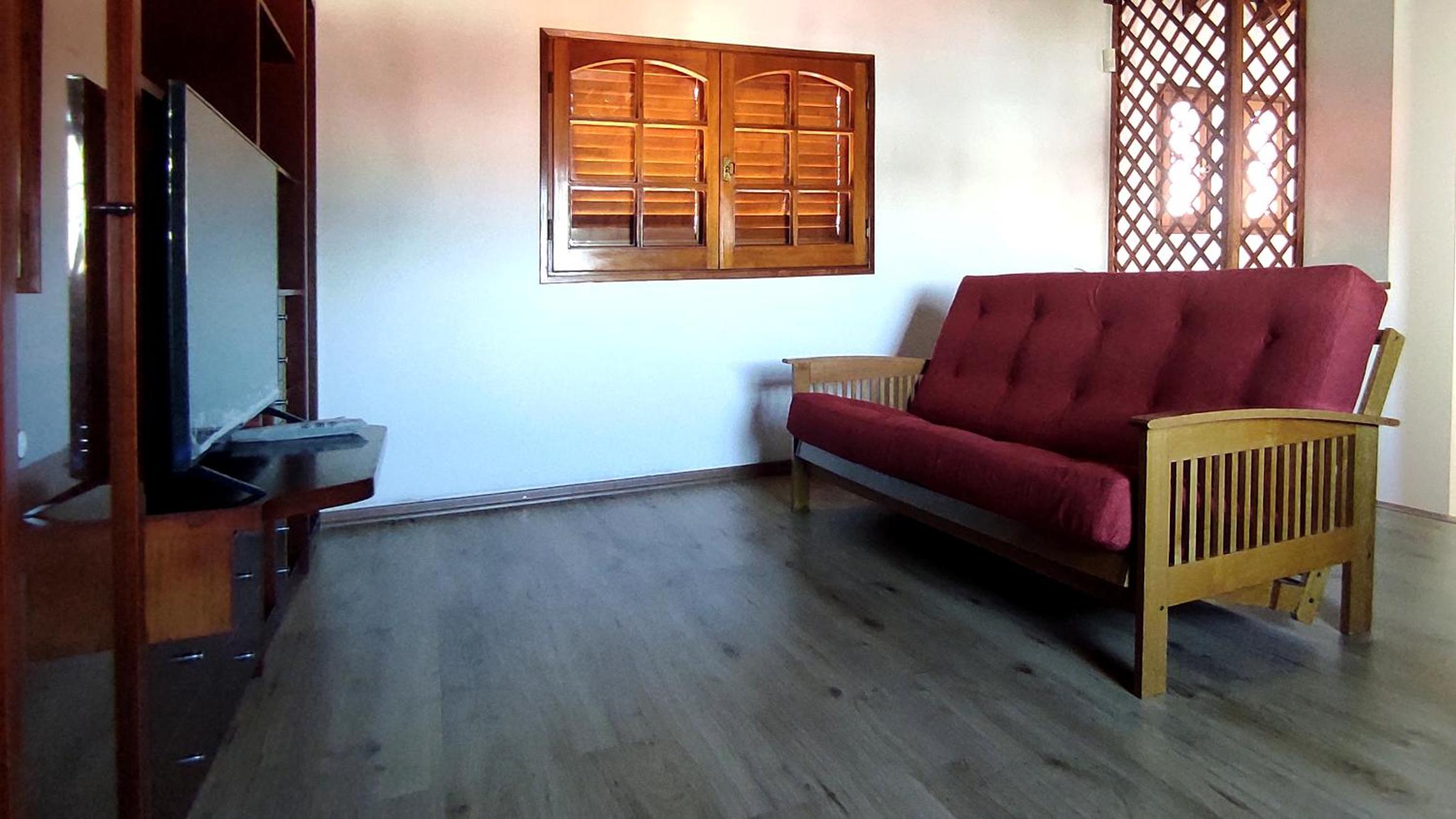 CASA TRIPLEX 180 mts CON GARAJE PARA 2 VEHÍCULOS GRANDES EN Bº SANTA GENOVEVA