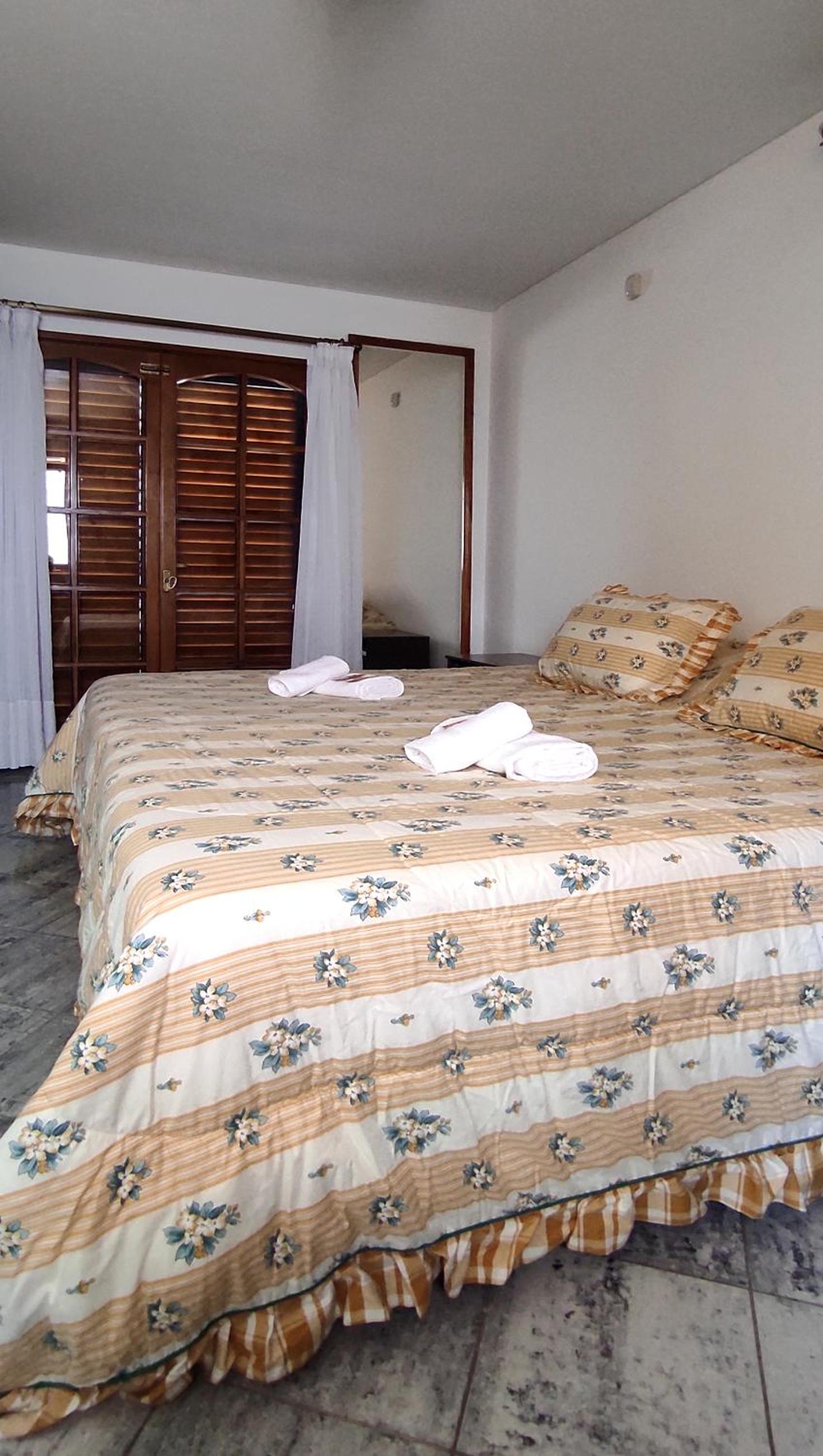 CASA TRIPLEX 180 mts CON GARAJE PARA 2 VEHÍCULOS GRANDES EN Bº SANTA GENOVEVA