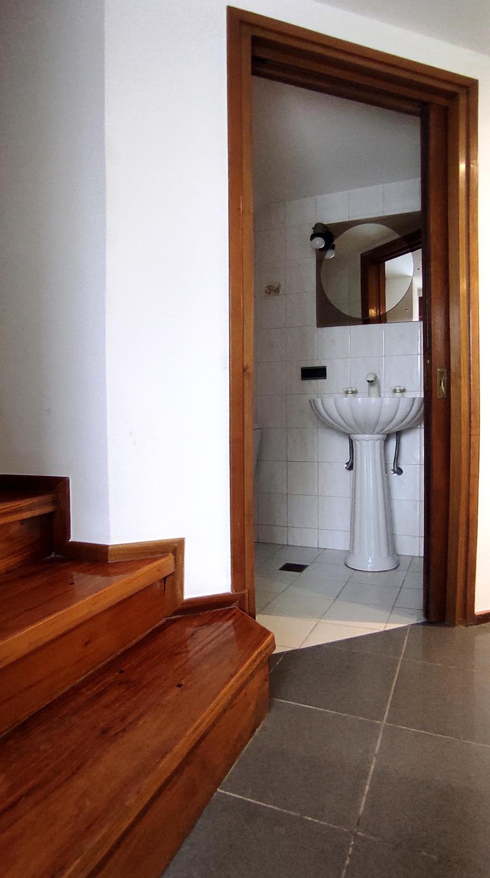 CASA TRIPLEX 180 mts CON GARAJE PARA 2 VEHÍCULOS GRANDES EN Bº SANTA GENOVEVA