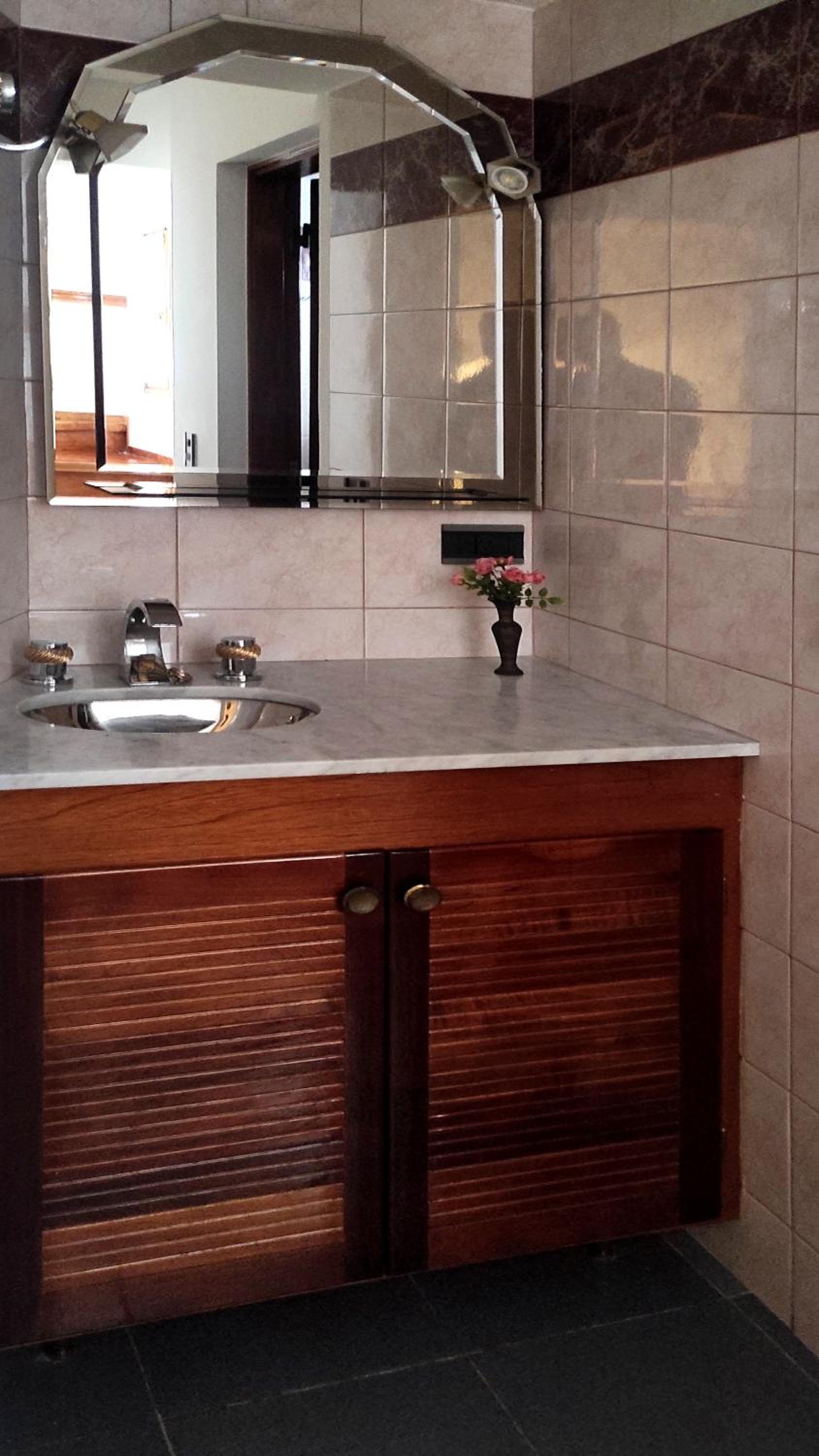 CASA TRIPLEX 180 mts CON GARAJE PARA 2 VEHÍCULOS GRANDES EN Bº SANTA GENOVEVA