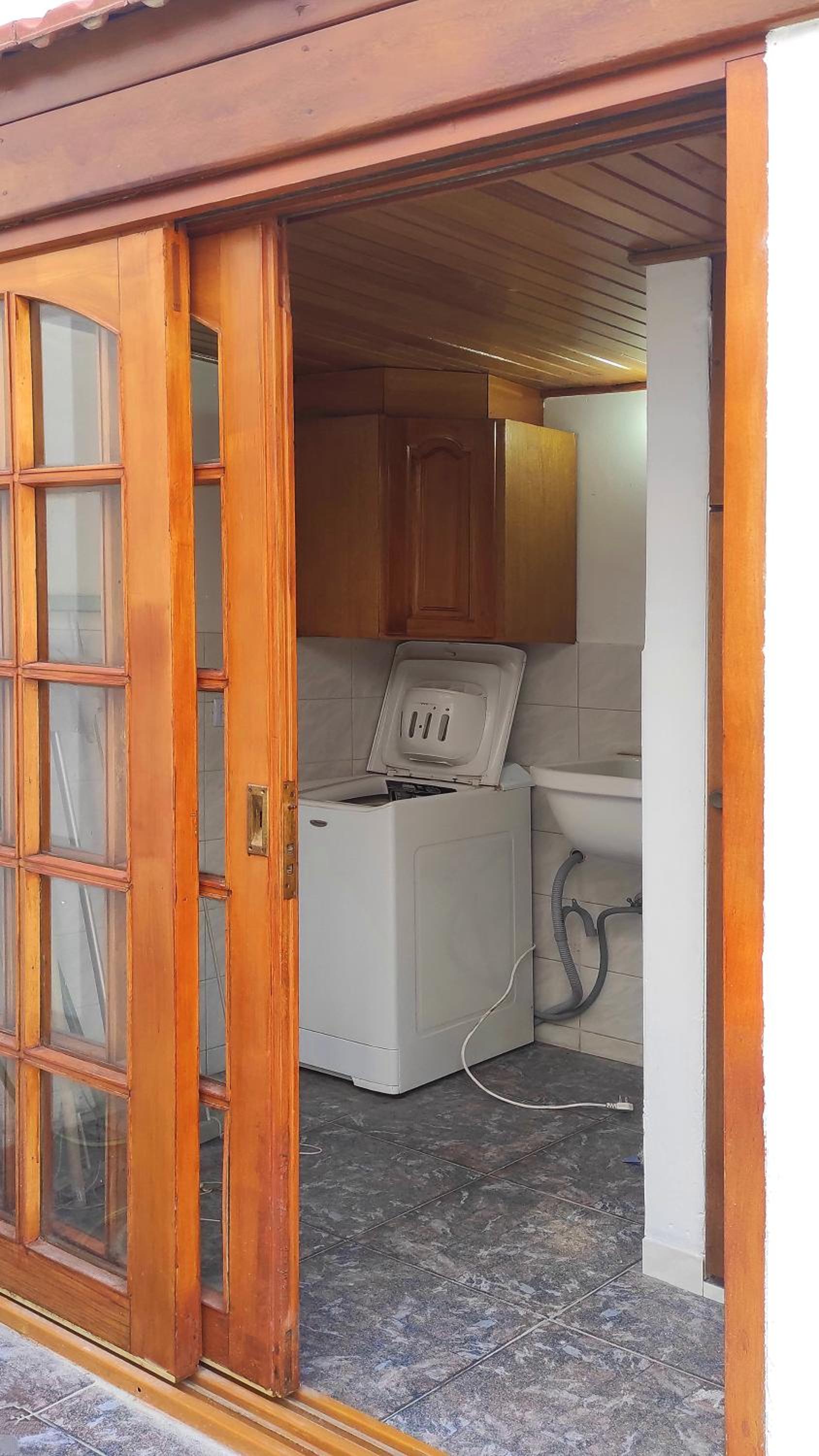 CASA TRIPLEX 180 mts CON GARAJE PARA 2 VEHÍCULOS GRANDES EN Bº SANTA GENOVEVA