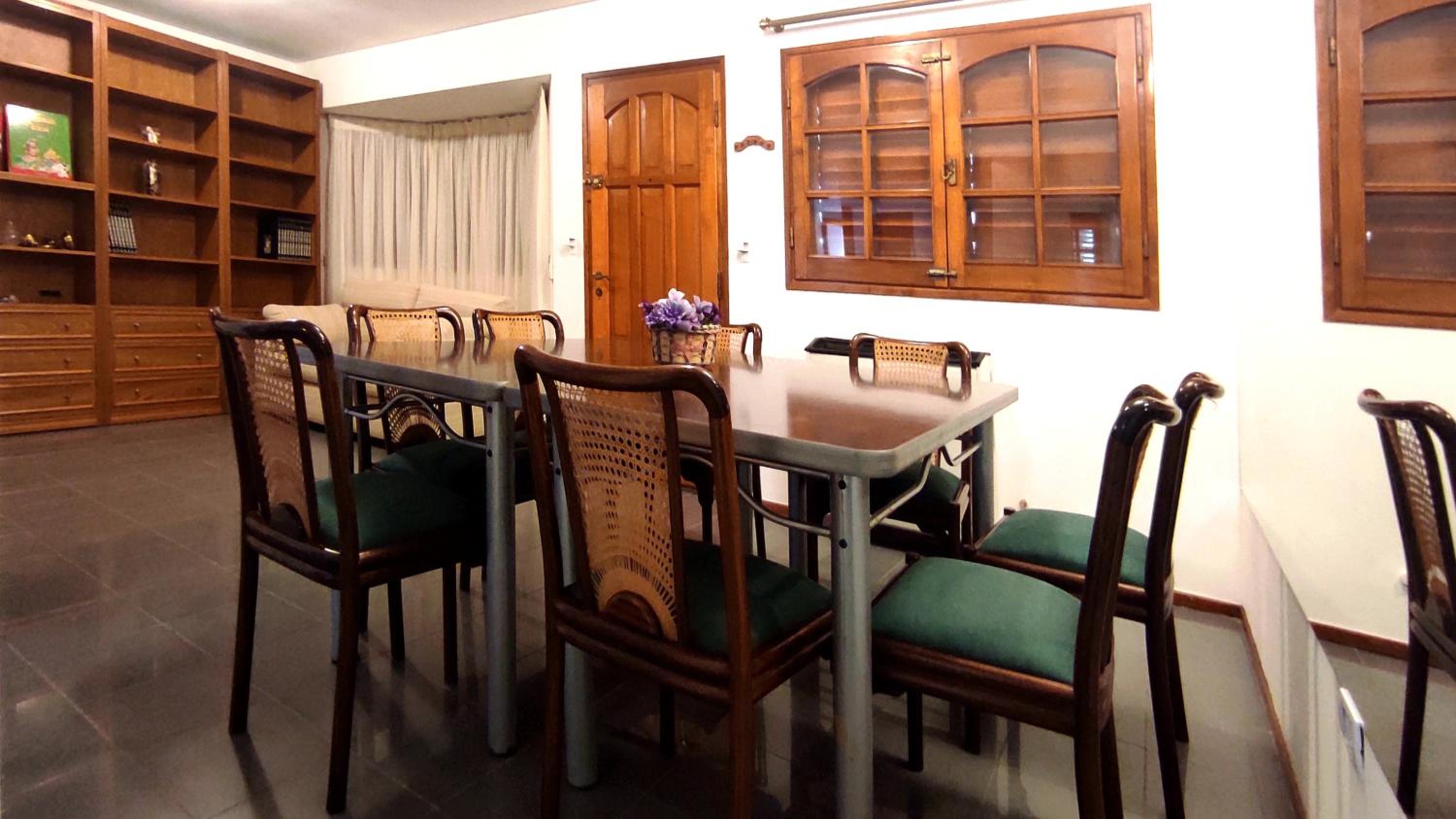 CASA TRIPLEX 180 mts CON GARAJE PARA 2 VEHÍCULOS GRANDES EN Bº SANTA GENOVEVA